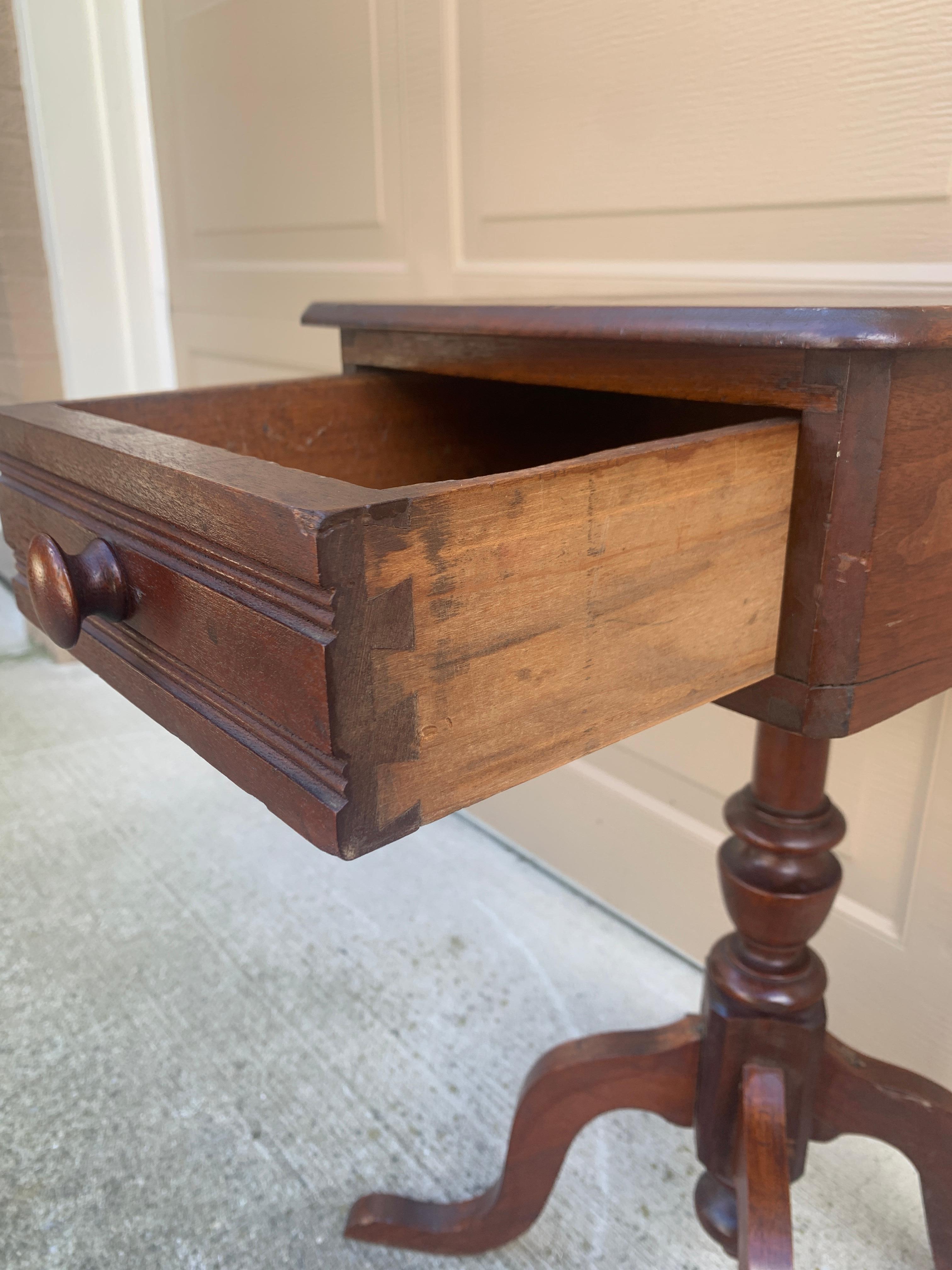 Mesa auxiliar de nogal victoriana antigua de finales del siglo XIX en venta 4