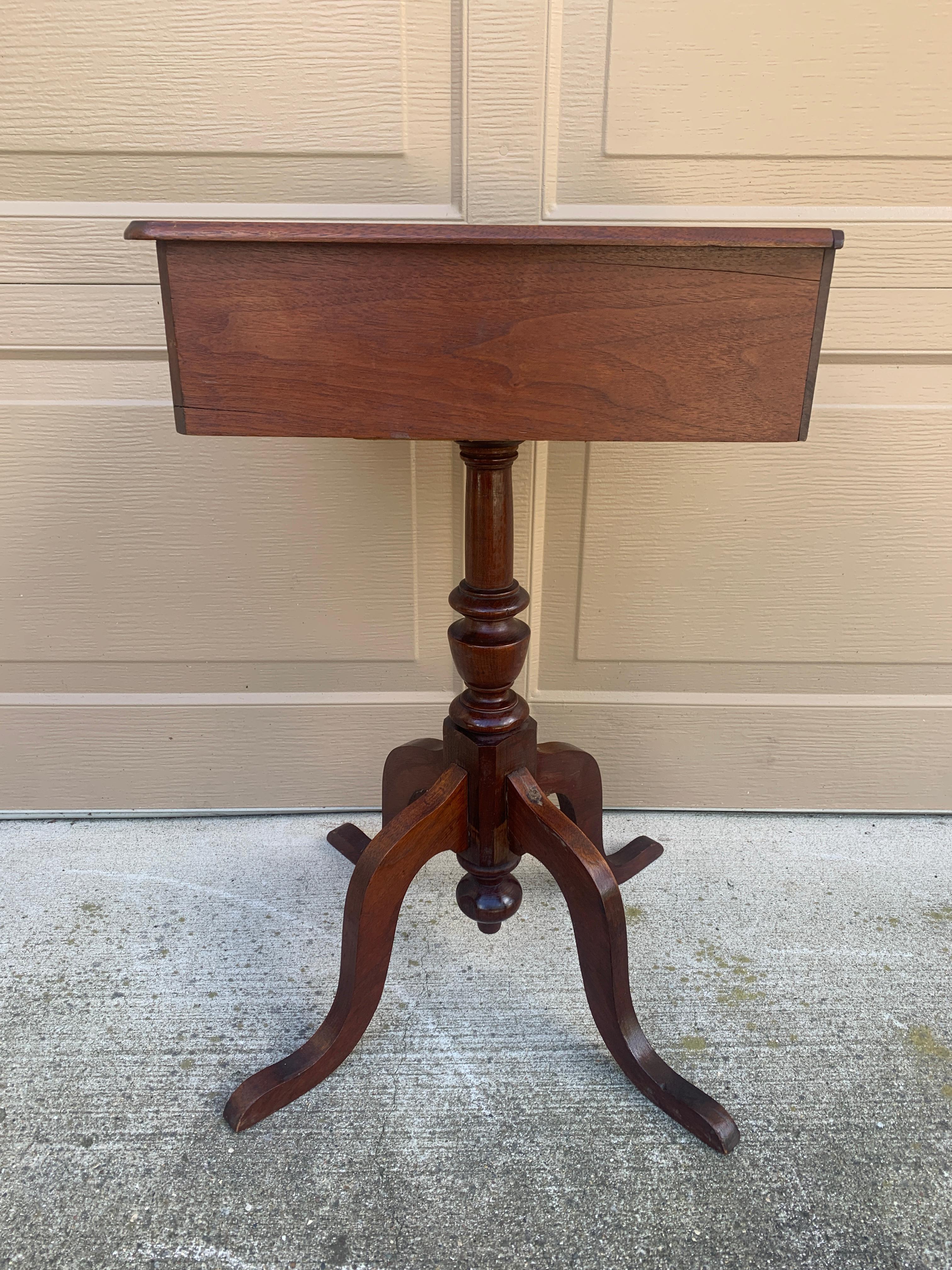 Mesa auxiliar de nogal victoriana antigua de finales del siglo XIX en venta 5