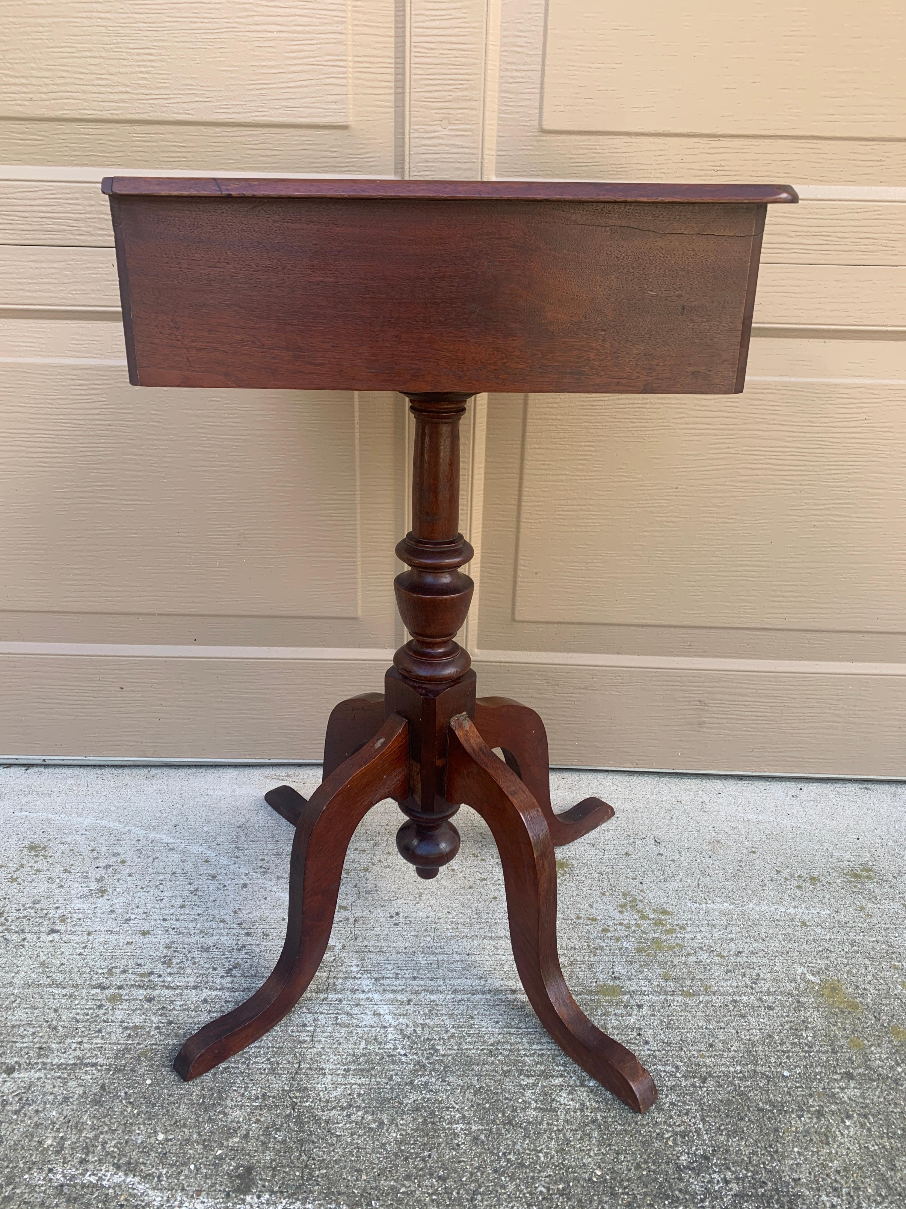 Mesa auxiliar de nogal victoriana antigua de finales del siglo XIX en venta 7