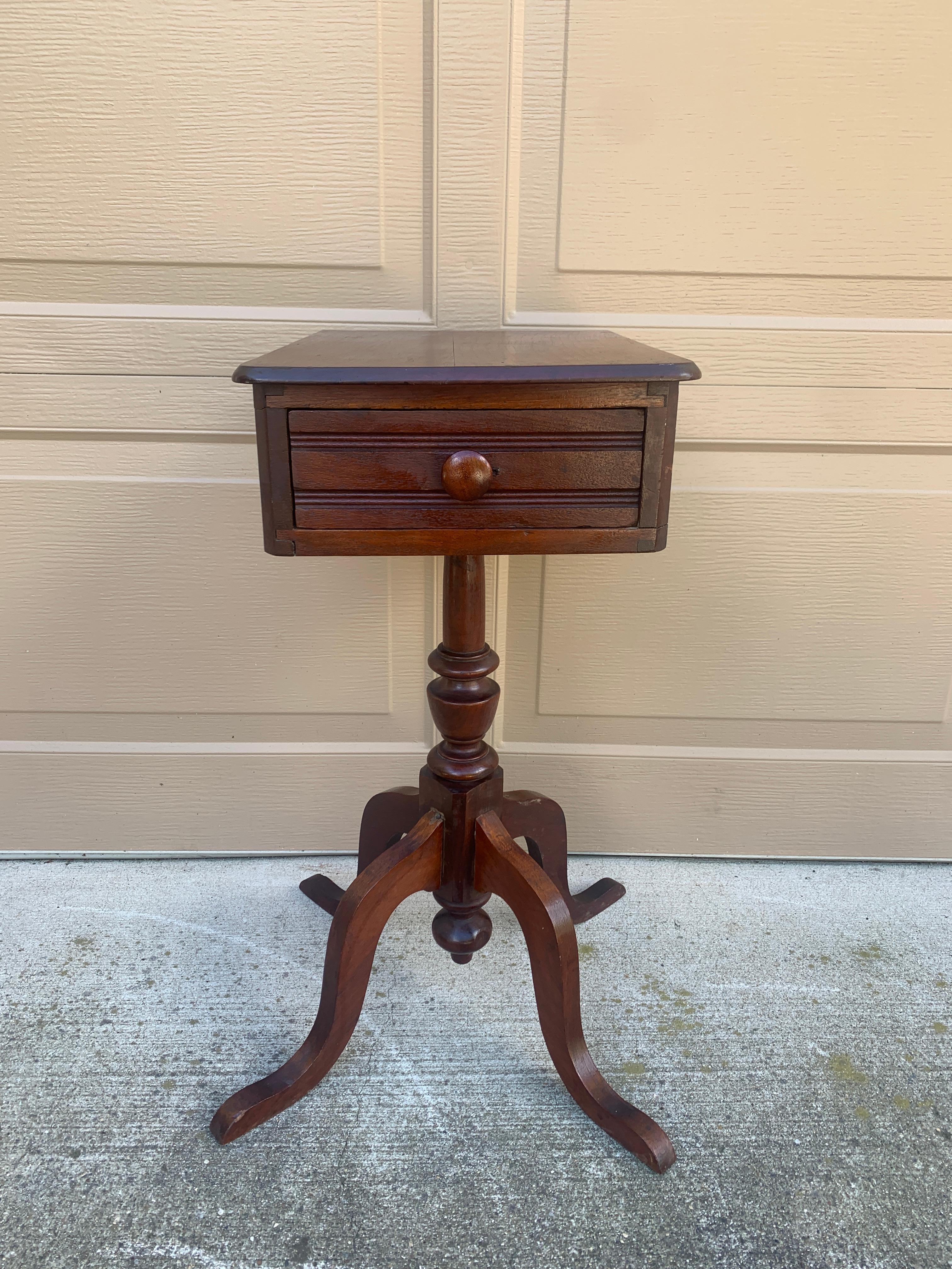 Mesa auxiliar de nogal victoriana antigua de finales del siglo XIX Victoriano en venta