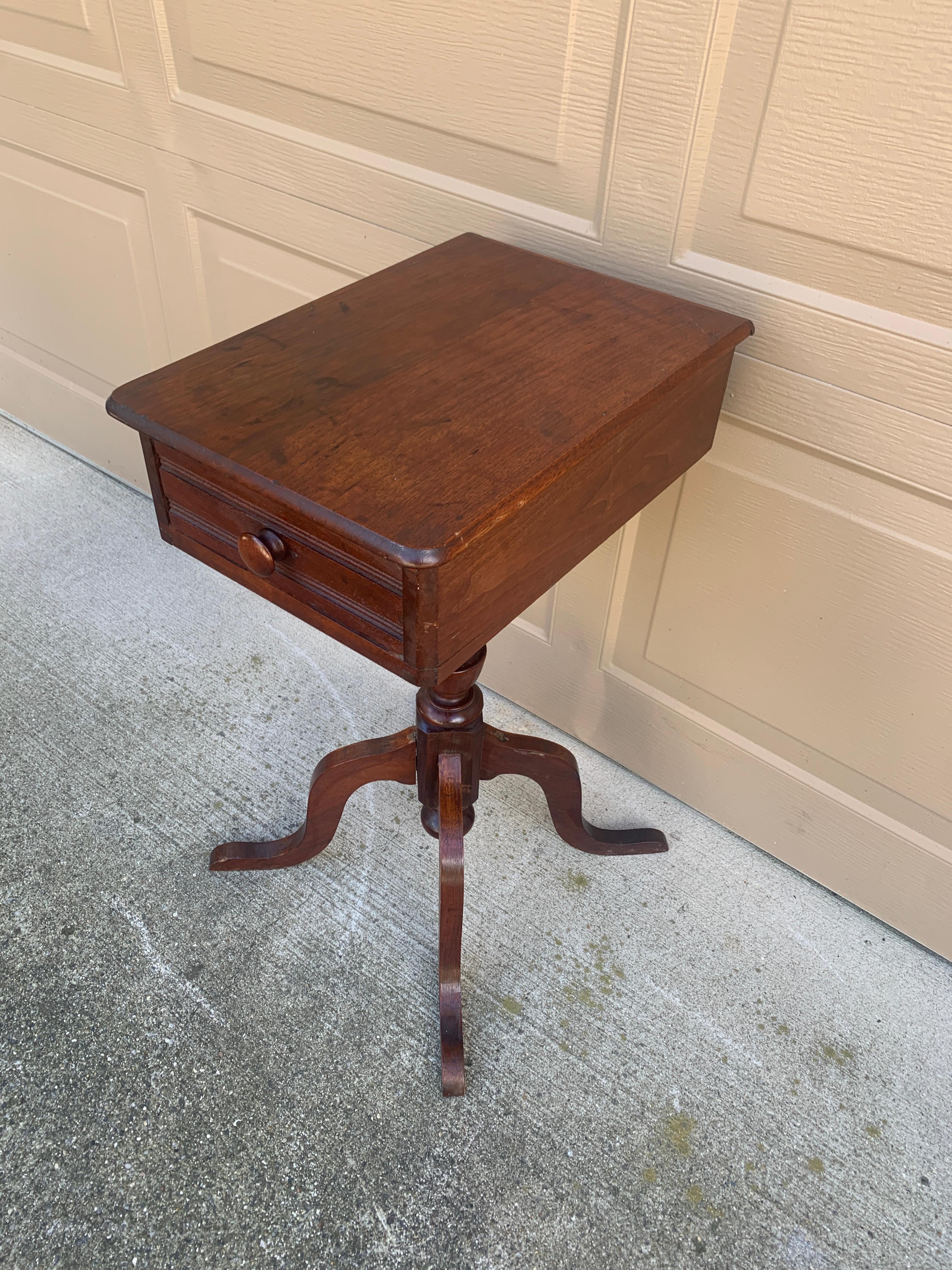 Mesa auxiliar de nogal victoriana antigua de finales del siglo XIX Estadounidense en venta