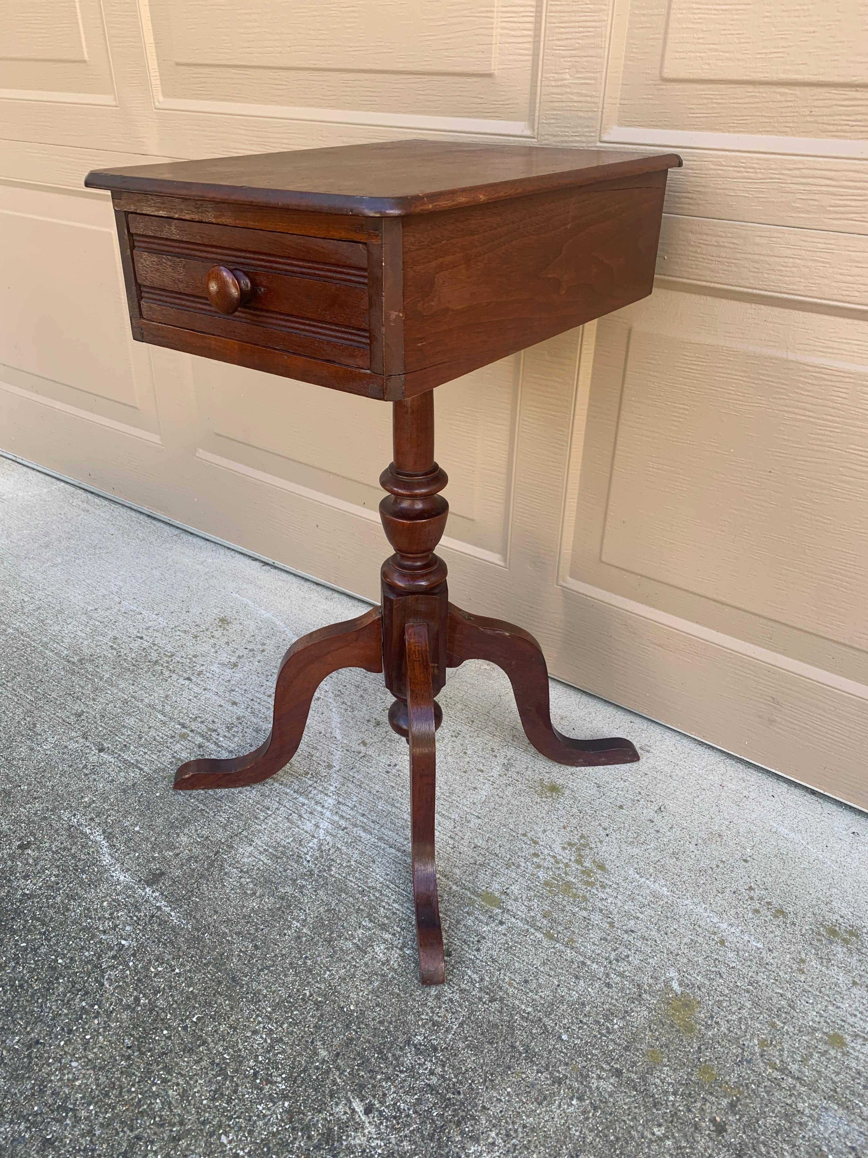 Mesa auxiliar de nogal victoriana antigua de finales del siglo XIX en Bueno estado para la venta en Elkhart, IN