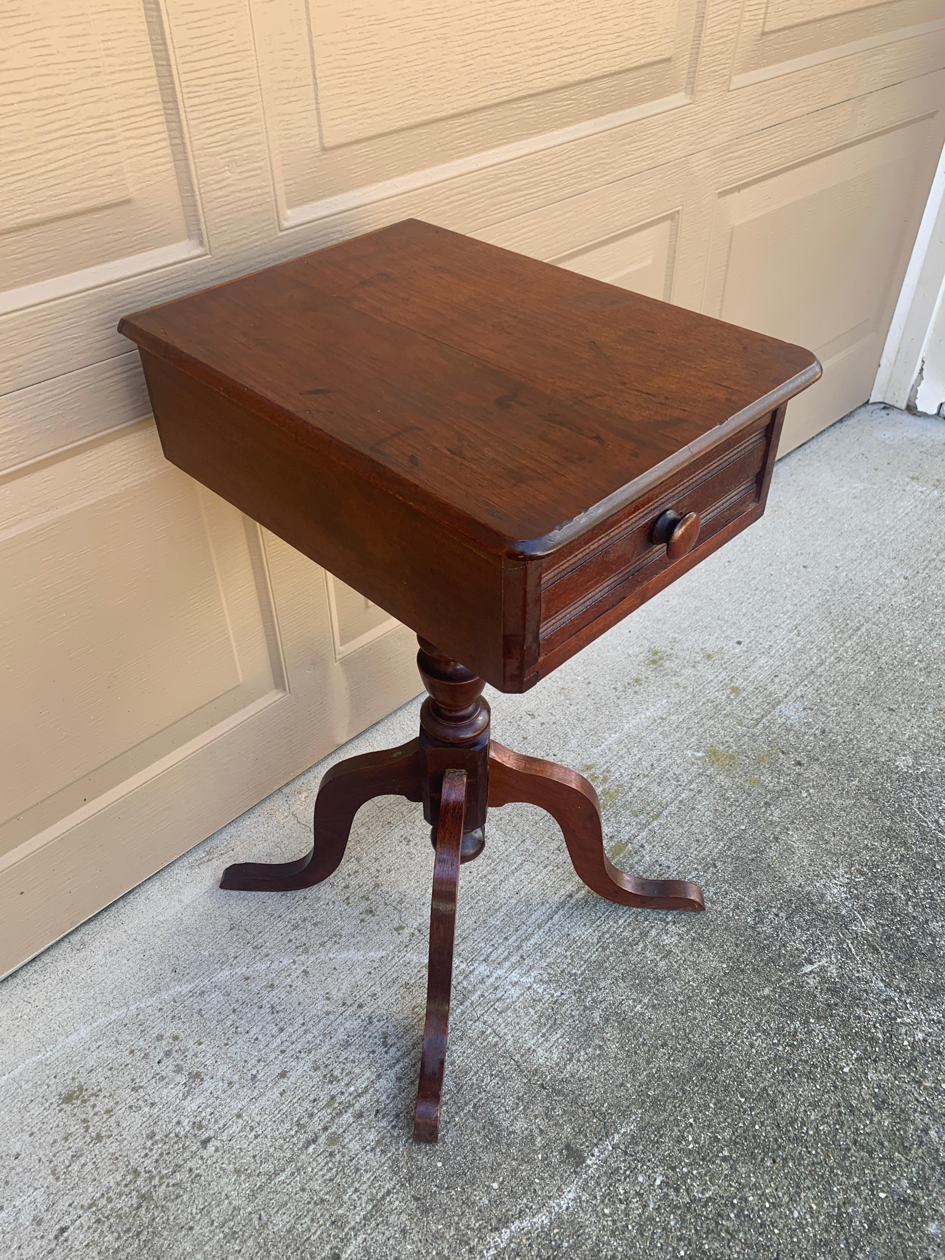 Mesa auxiliar de nogal victoriana antigua de finales del siglo XIX Nogal en venta