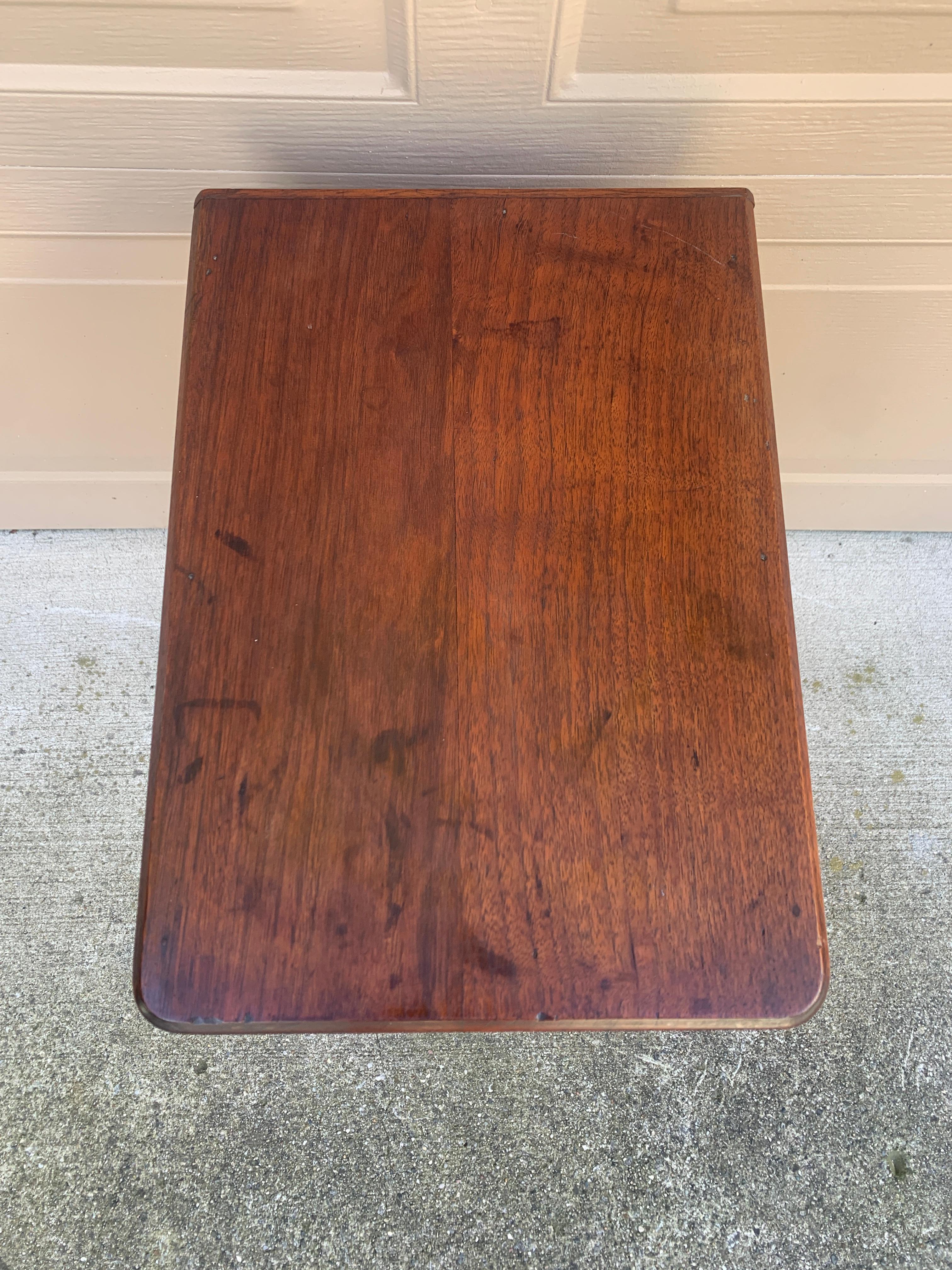 Mesa auxiliar de nogal victoriana antigua de finales del siglo XIX en venta 2