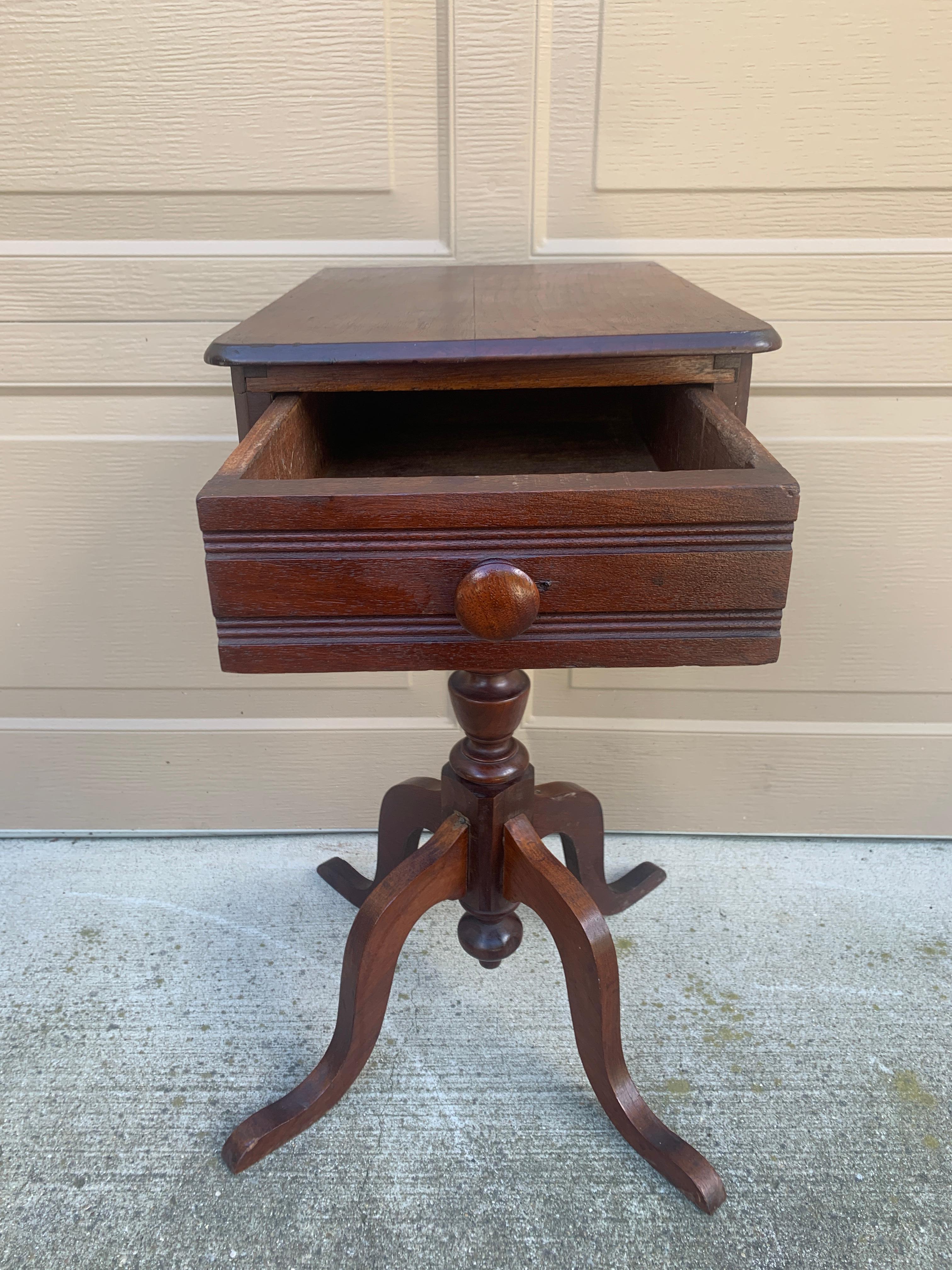Mesa auxiliar de nogal victoriana antigua de finales del siglo XIX en venta 3