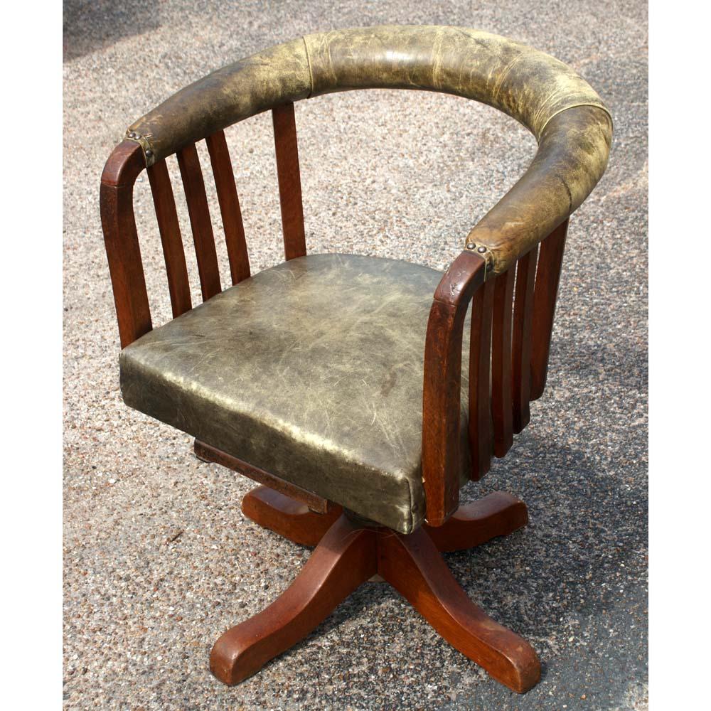 Chaise de bureau pivotante en bois et cuir de la fin du 19ème siècle
Bois et cuir

Mesures : 23 ? W x 22 ? D x 33 ? H
Mécanisme de pivotement
 SH 18.5.