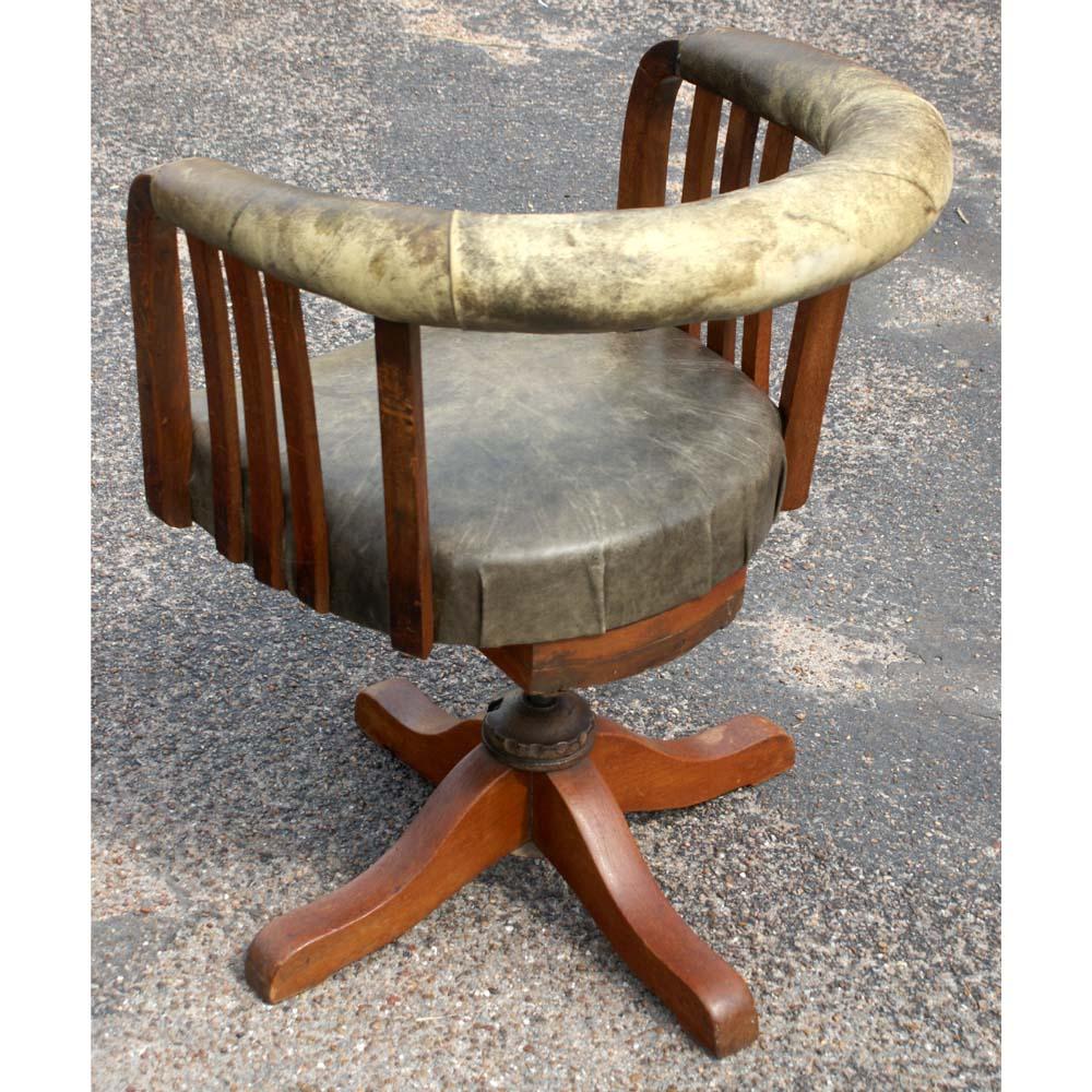 Industriel Chaise de bureau pivotante en bois ancien de la fin du XIXe siècle et en cuir en vente
