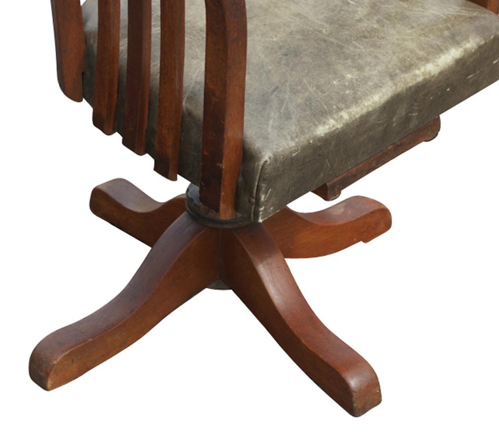 Inconnu Chaise de bureau pivotante en bois ancien de la fin du XIXe siècle et en cuir en vente