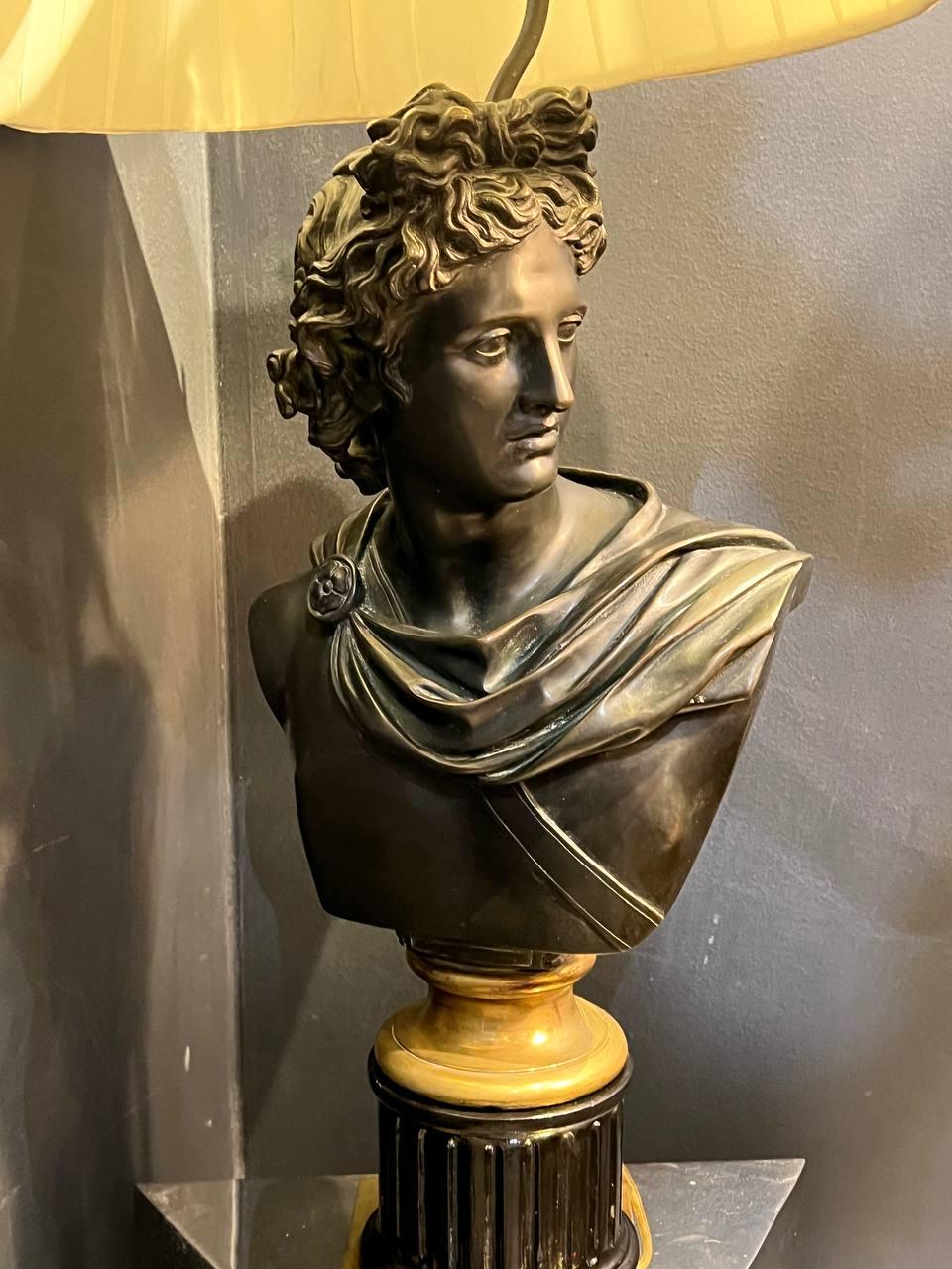 Buste d'Apollo en bronze de style néoclassique de la fin du XIXe siècle transformé en lampe de table. L'abat-jour n'est pas inclus 
