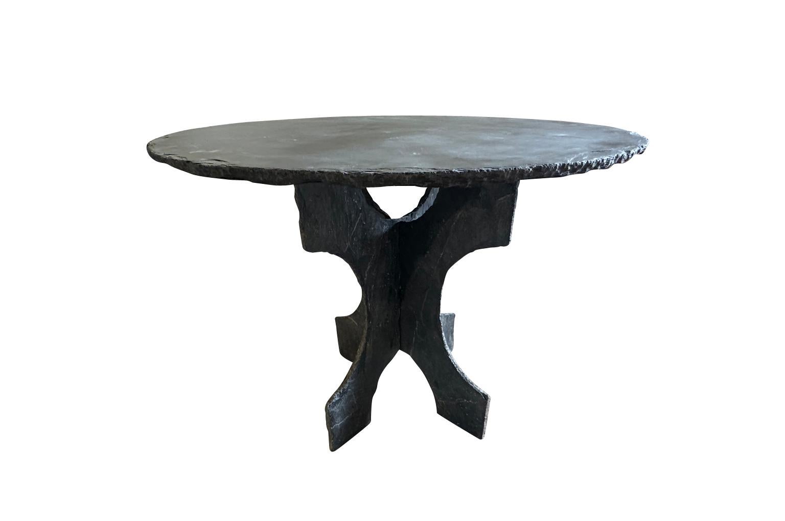 Très belle table circulaire en ardoise de Trélazé, France, datant de la fin du 19e siècle.  Merveilleusement ciselé à la main en trois sections avec des pieds imbriqués.  Patine exceptionnelle et échelle un peu plus grande.