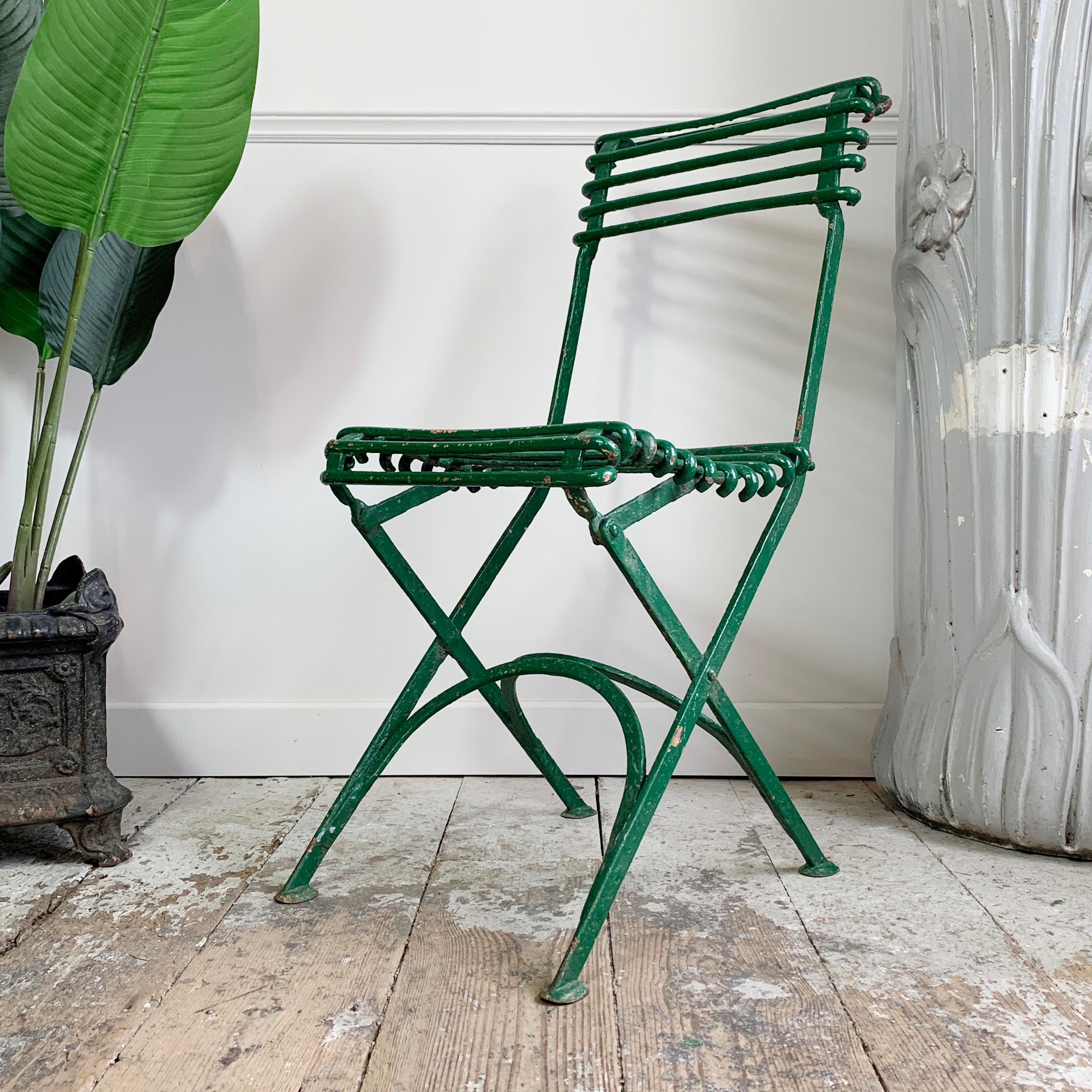 Une magnifique chaise de jardin Arras, datant de la fin des années 1890. La chaise est en superbe état, nous croyons que c'est une chaise pliante, mais les années de peinture ont mis la chaise dans la position ouverte montrée dans les photos. Il