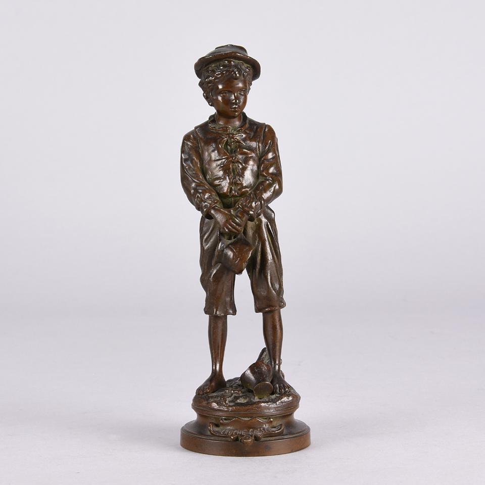 Eine sehr schöne Bronzefigur aus dem späten 19. Jahrhundert eines jungen Mannes in zeitgenössischer Kleidung, der einen zerbrochenen Krug hält, mit ausgezeichneter reicher brauner Patina und fabelhaften handgearbeiteten Oberflächendetails, signiert