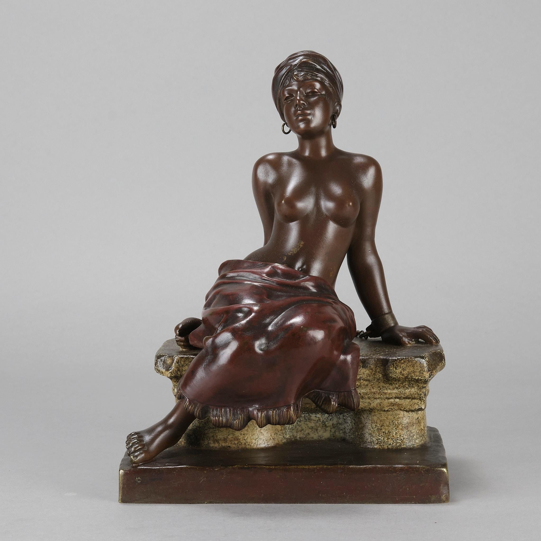 Un bellissimo studio in bronzo patinato Art Nouveau di una giovane bellezza Art Nouveau seduta su una parete con catene, con un'eccellente patina marrone variegata e un eccellente dettaglio superficiale cesellato a mano, firmato