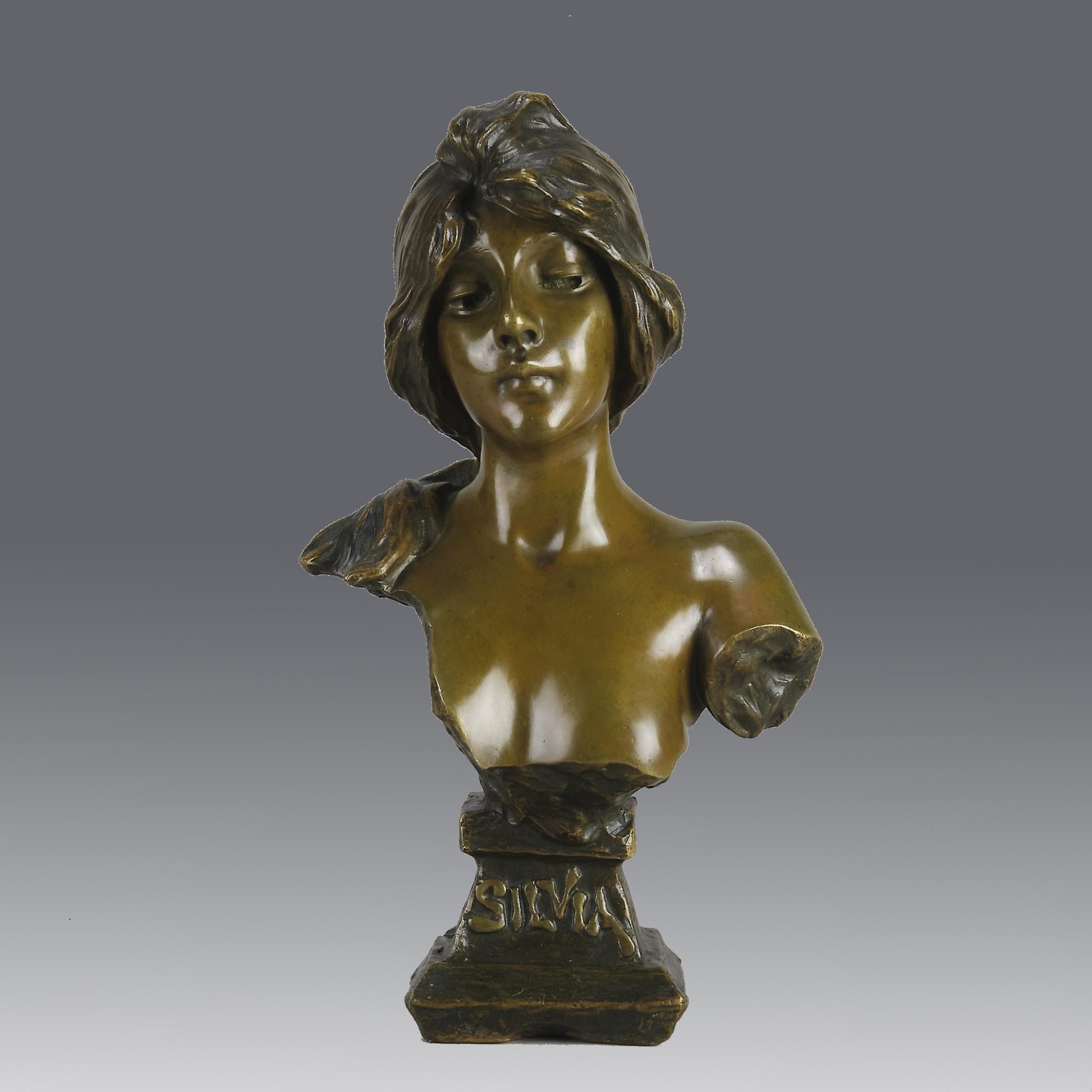 

Très beau buste en bronze français de la fin du XIXe siècle représentant une jolie jeune fille classique modelée dans le style Art nouveau, avec une fabuleuse patine multicolore marron et un vert subtil, accentuant les excellents détails finis à