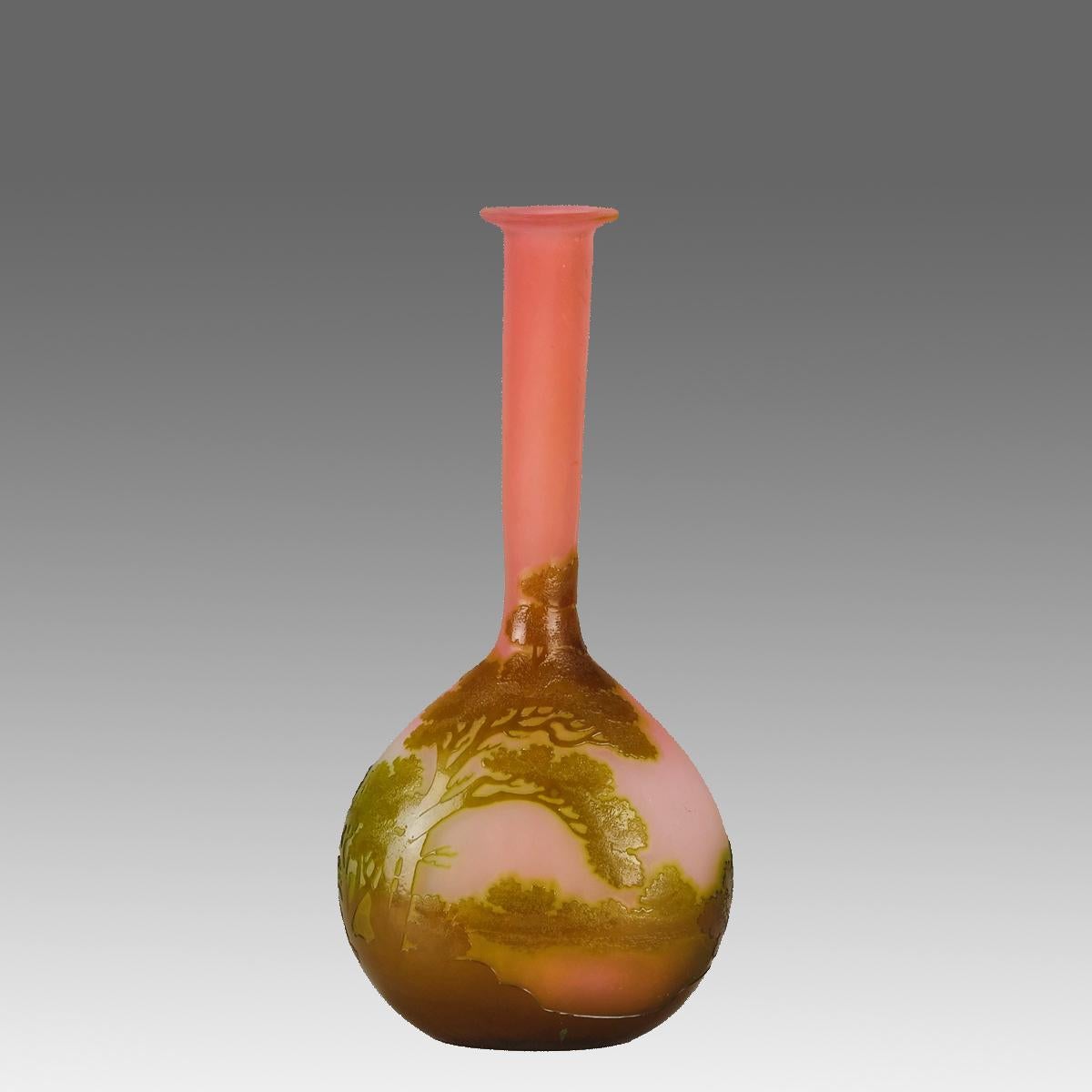 Un fabuleux vase en verre camée français de la fin du 19e siècle, décoré d'un paysage de couleur citron vert sur un fond rose chaud. Les détails et les couleurs sont excellents. L'œuvre est signée Galle en camée.

INFORMATIONS