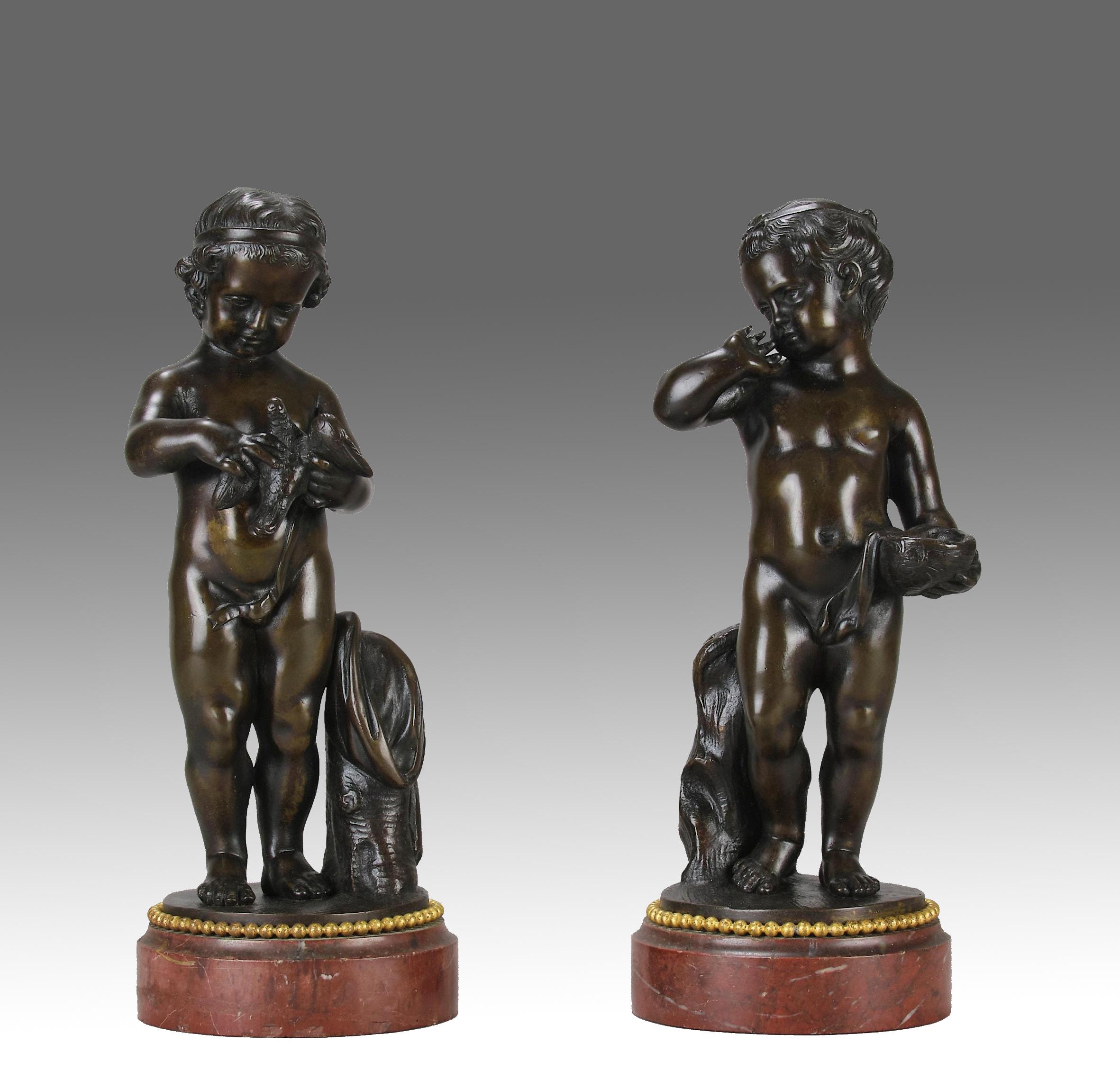 Un'affascinante coppia di studi in bronzo della fine del XIX secolo raffiguranti due bambini, uno dei quali tiene una ciotola e l'altro un uccello, con eccellenti dettagli superficiali cesellati a mano e una patina marrone molto fine e ricca.

