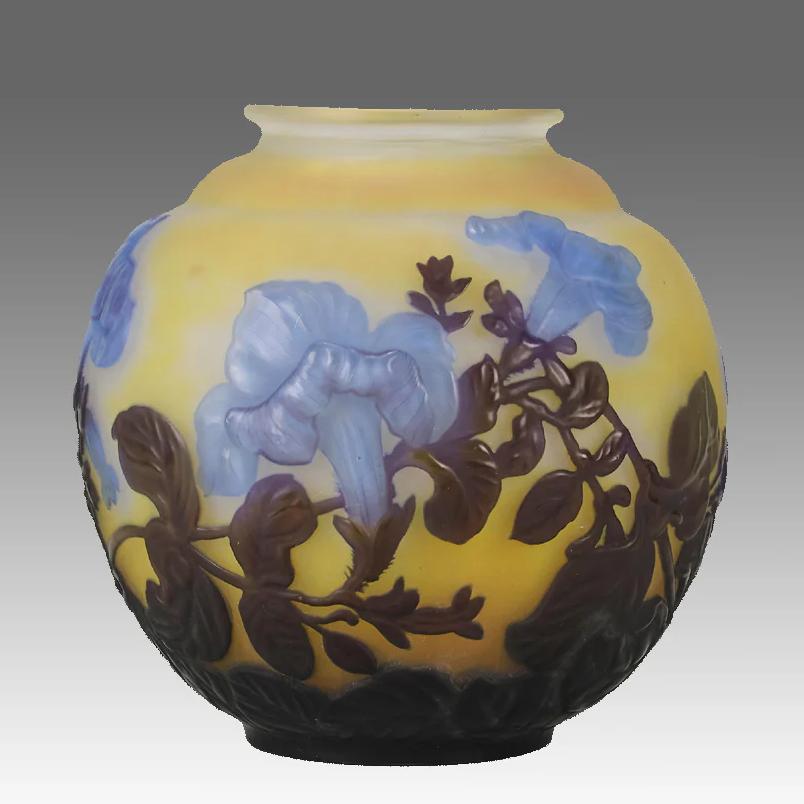Splendido vaso in vetro soufflé francese di forma sferica della fine del XIX secolo, squisitamente decorato con fiori blu in fiore su un fondo giallo caldo. Il pezzo presenta dettagli e lavorazioni eccezionali, firmate Gallé.

INFORMAZIONI