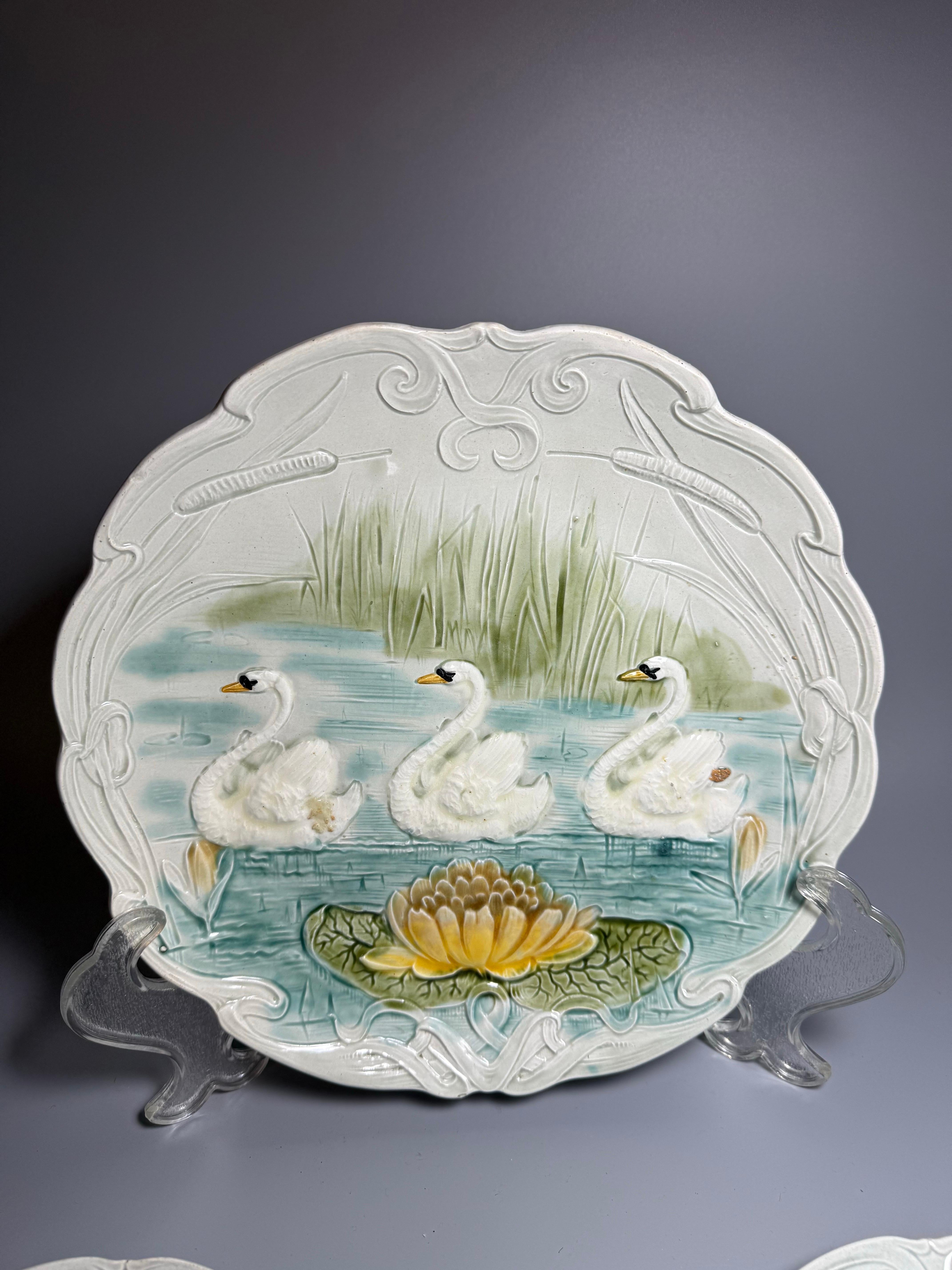 Platos de mayólica Art Nouveau de finales del siglo XIX Nenúfar cisne en venta 5