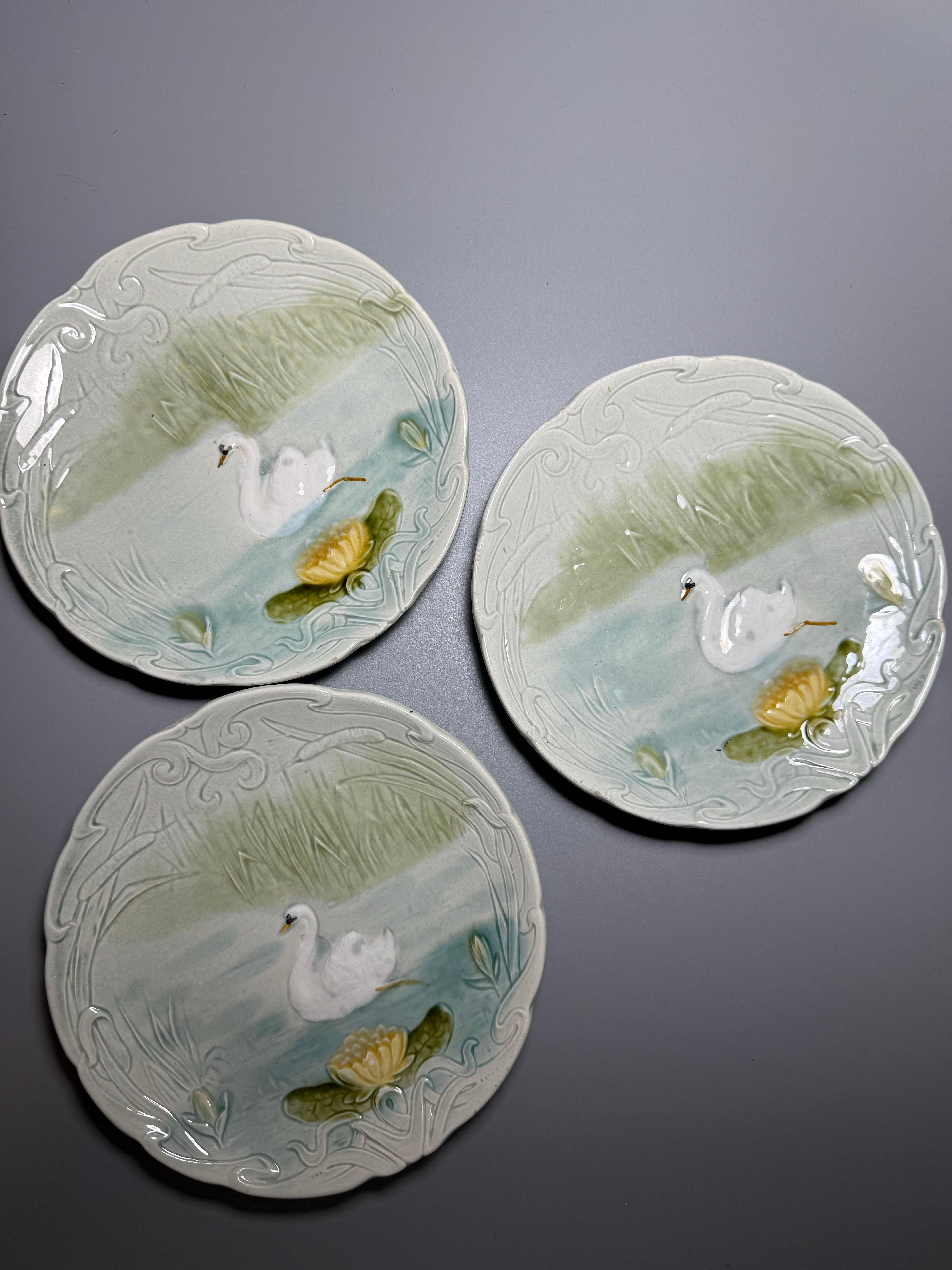 Platos de mayólica Art Nouveau de finales del siglo XIX Nenúfar cisne en venta 6