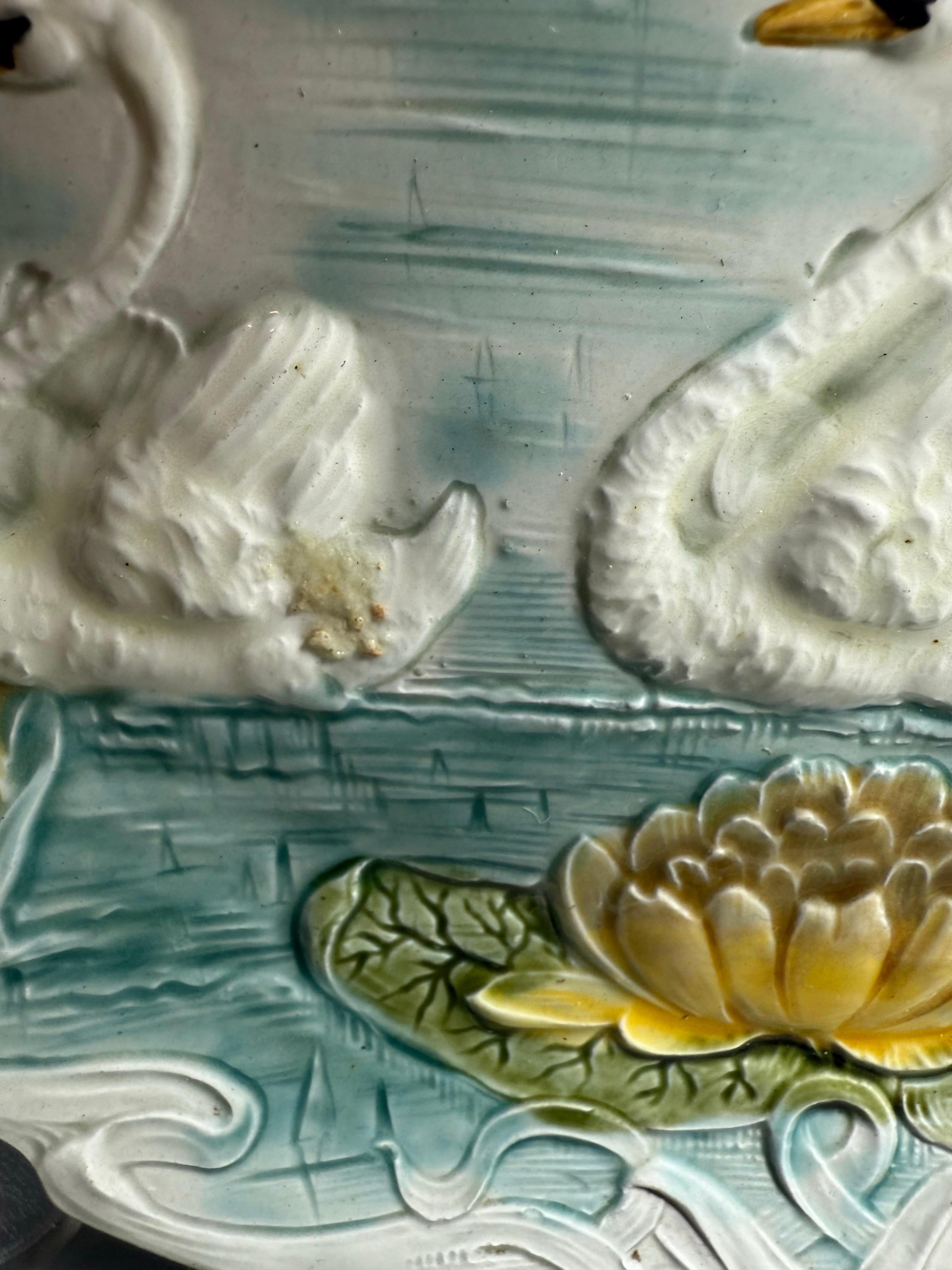 Platos de mayólica Art Nouveau de finales del siglo XIX Nenúfar cisne en venta 7