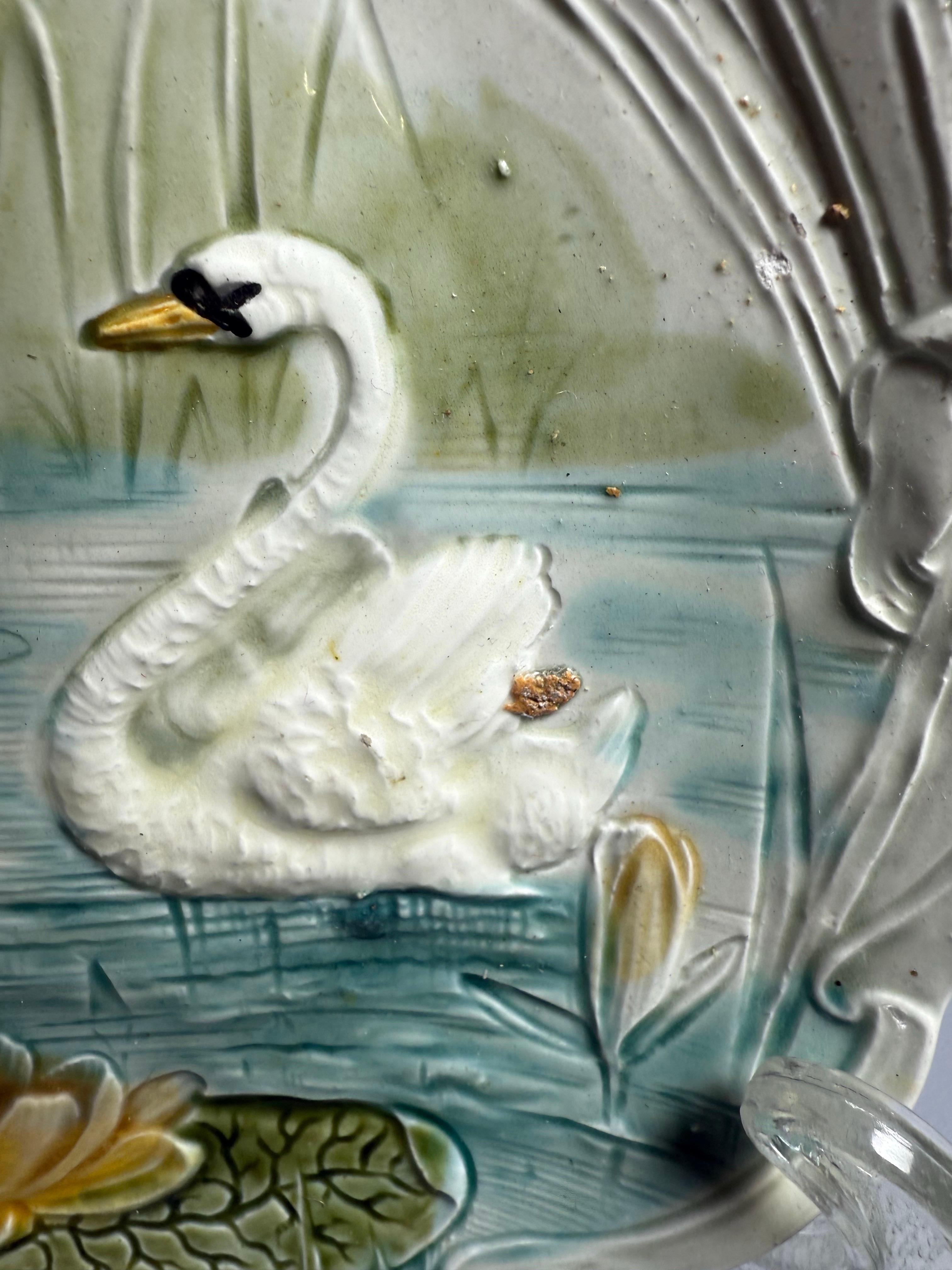 Platos de mayólica Art Nouveau de finales del siglo XIX Nenúfar cisne en venta 8