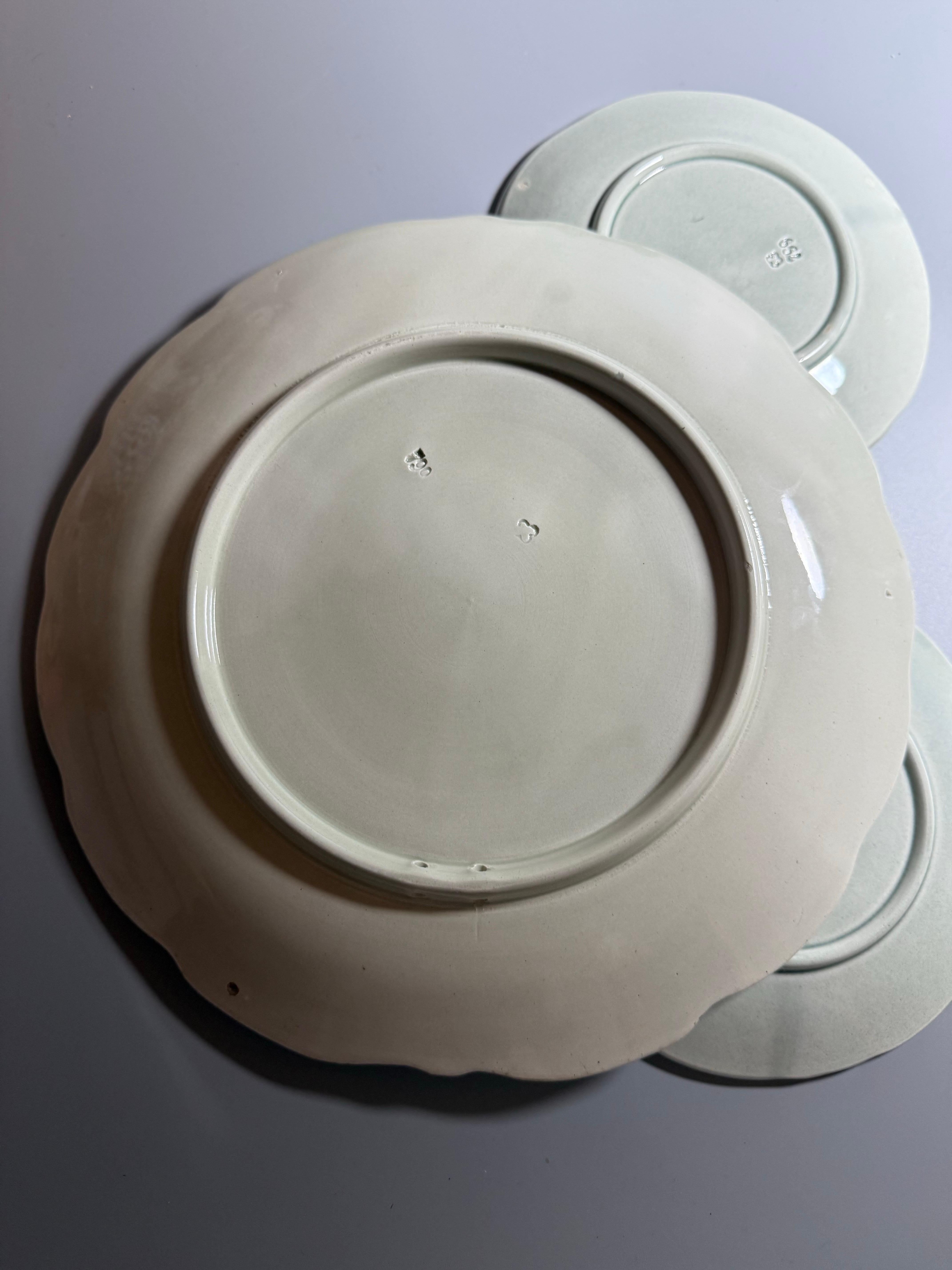 Platos de mayólica Art Nouveau de finales del siglo XIX Nenúfar cisne Alemán en venta