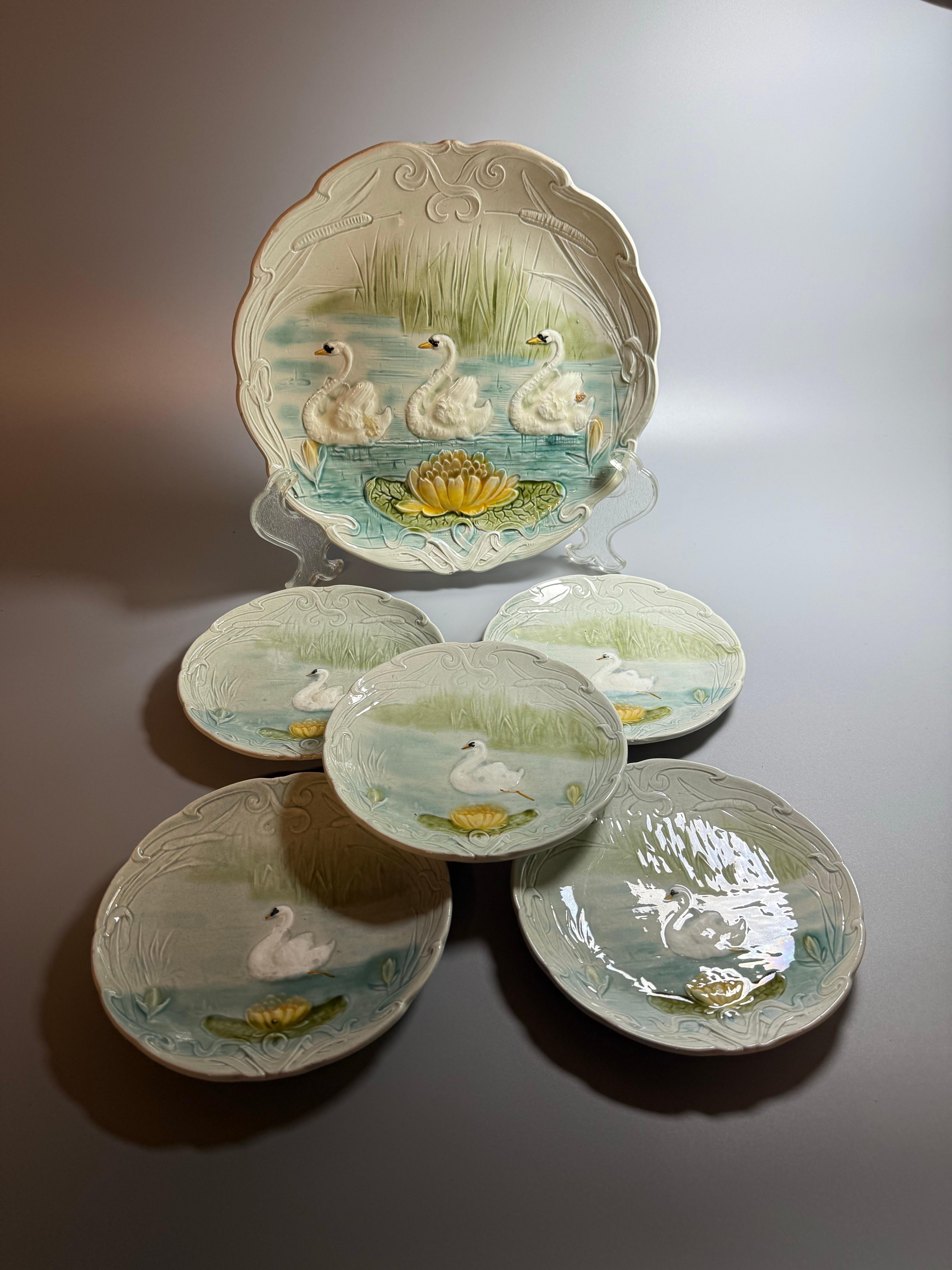 Platos de mayólica Art Nouveau de finales del siglo XIX Nenúfar cisne en Bueno estado para la venta en Uppsala , SE