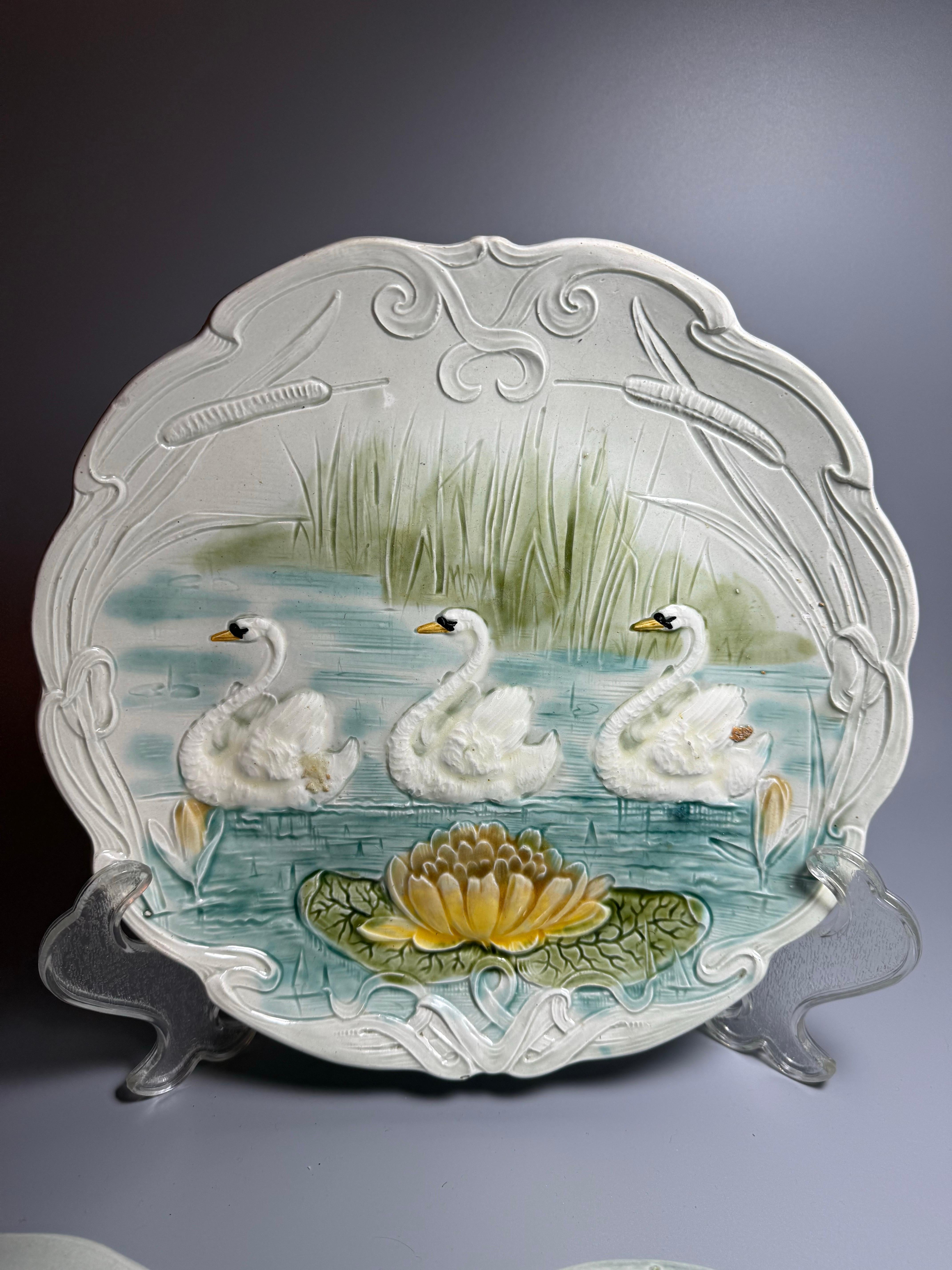 Platos de mayólica Art Nouveau de finales del siglo XIX Nenúfar cisne en venta 1