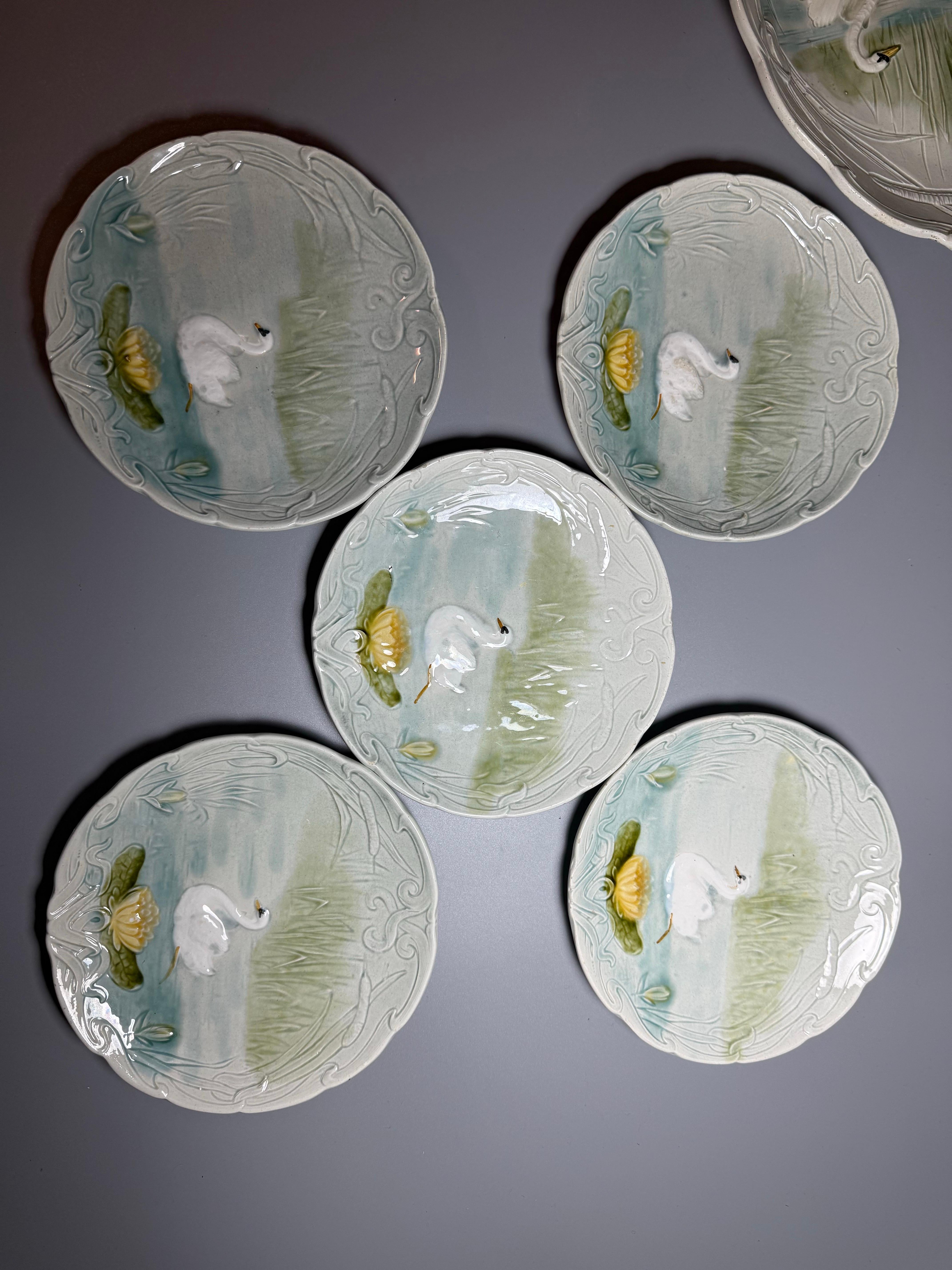 Platos de mayólica Art Nouveau de finales del siglo XIX Nenúfar cisne en venta 2