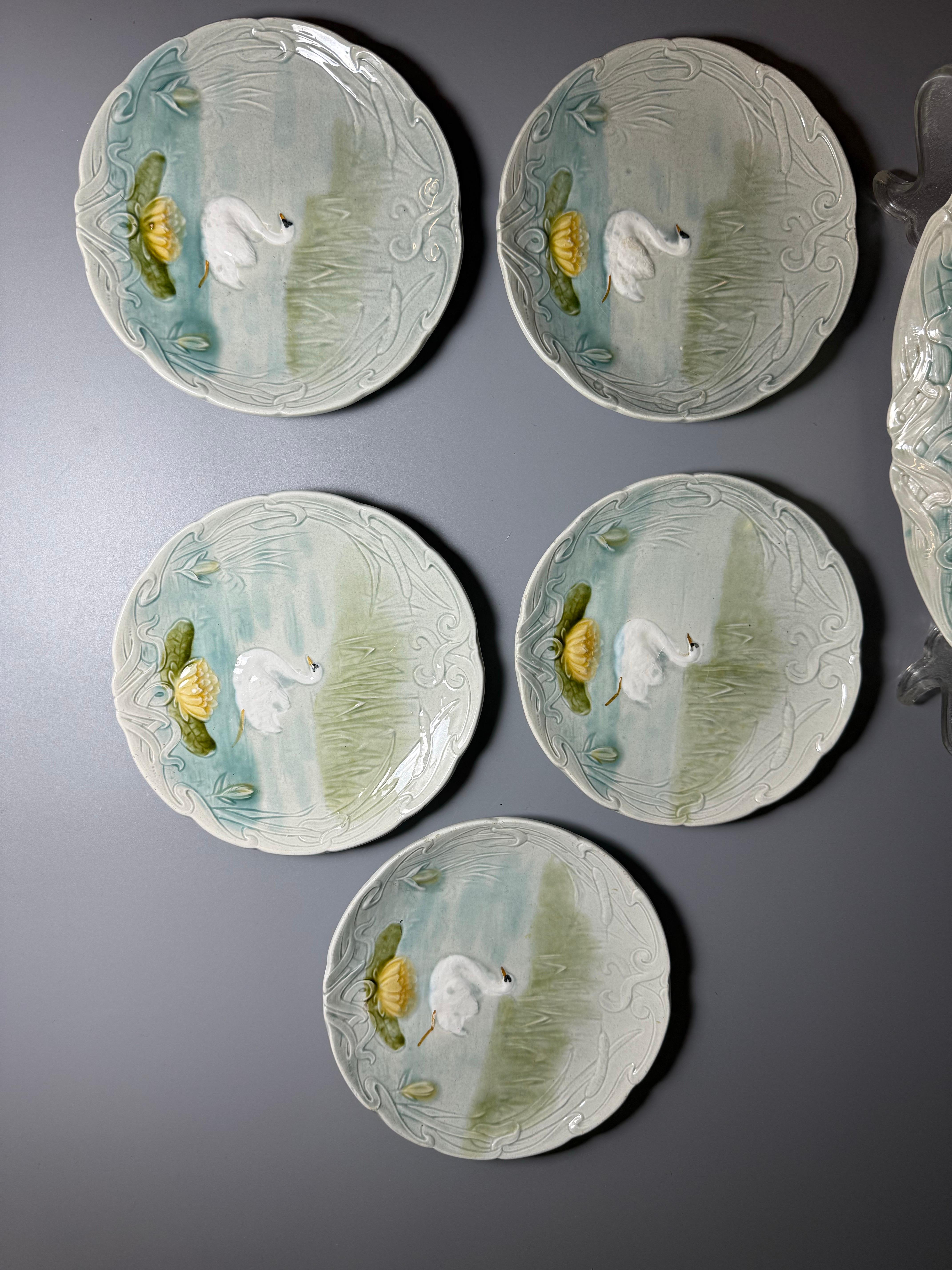Platos de mayólica Art Nouveau de finales del siglo XIX Nenúfar cisne en venta 3