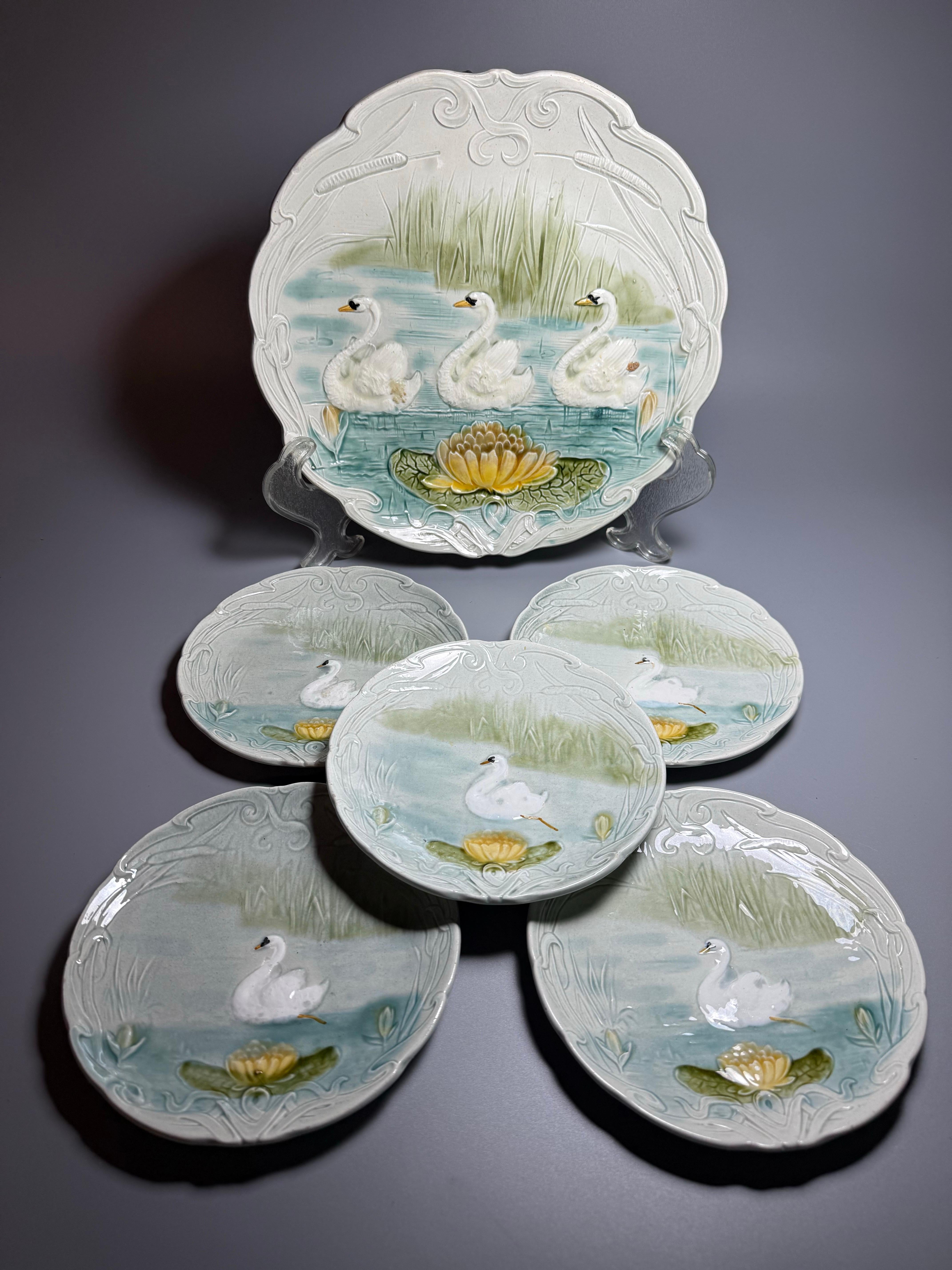 Platos de mayólica Art Nouveau de finales del siglo XIX Nenúfar cisne en venta 4