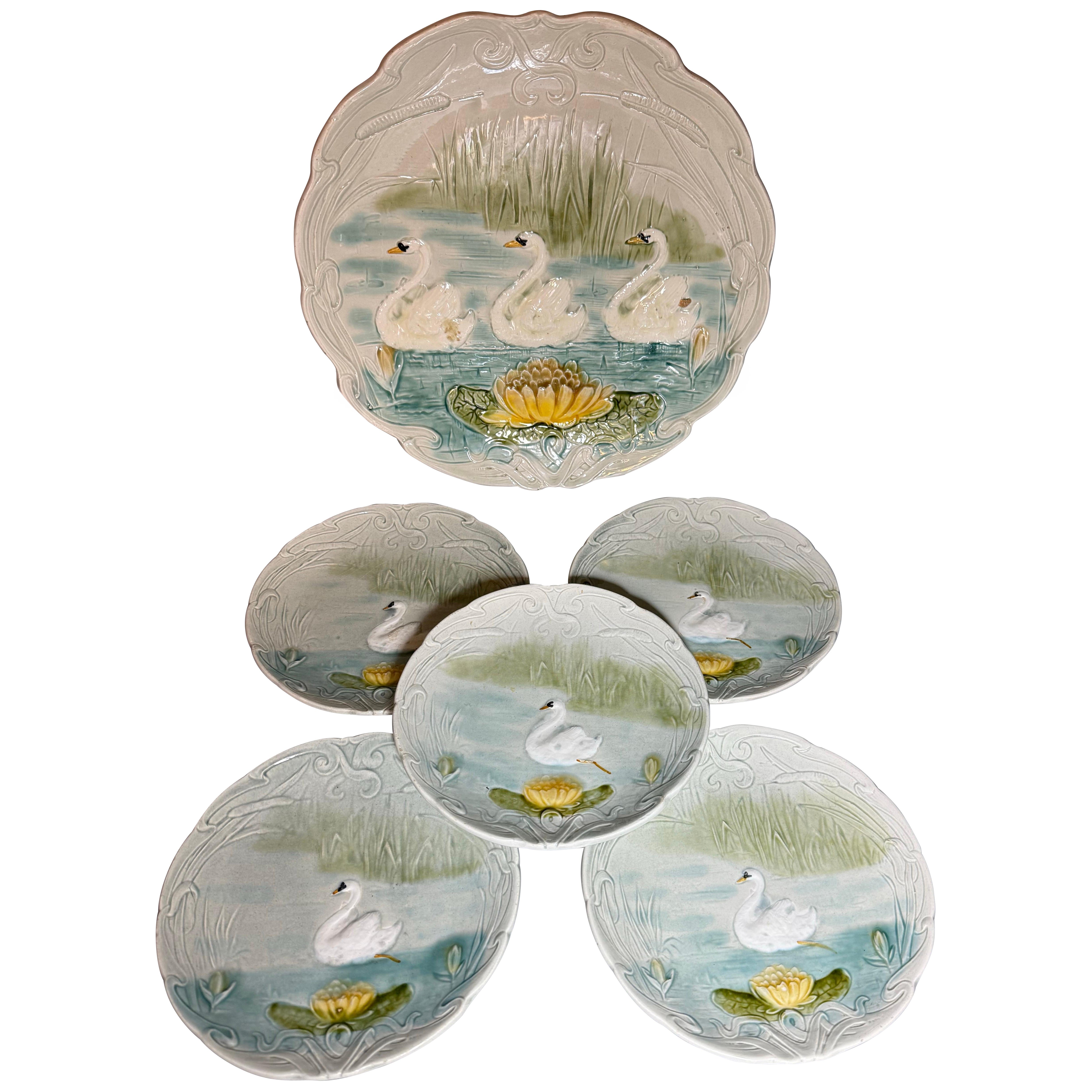 Platos de mayólica Art Nouveau de finales del siglo XIX Nenúfar cisne en venta