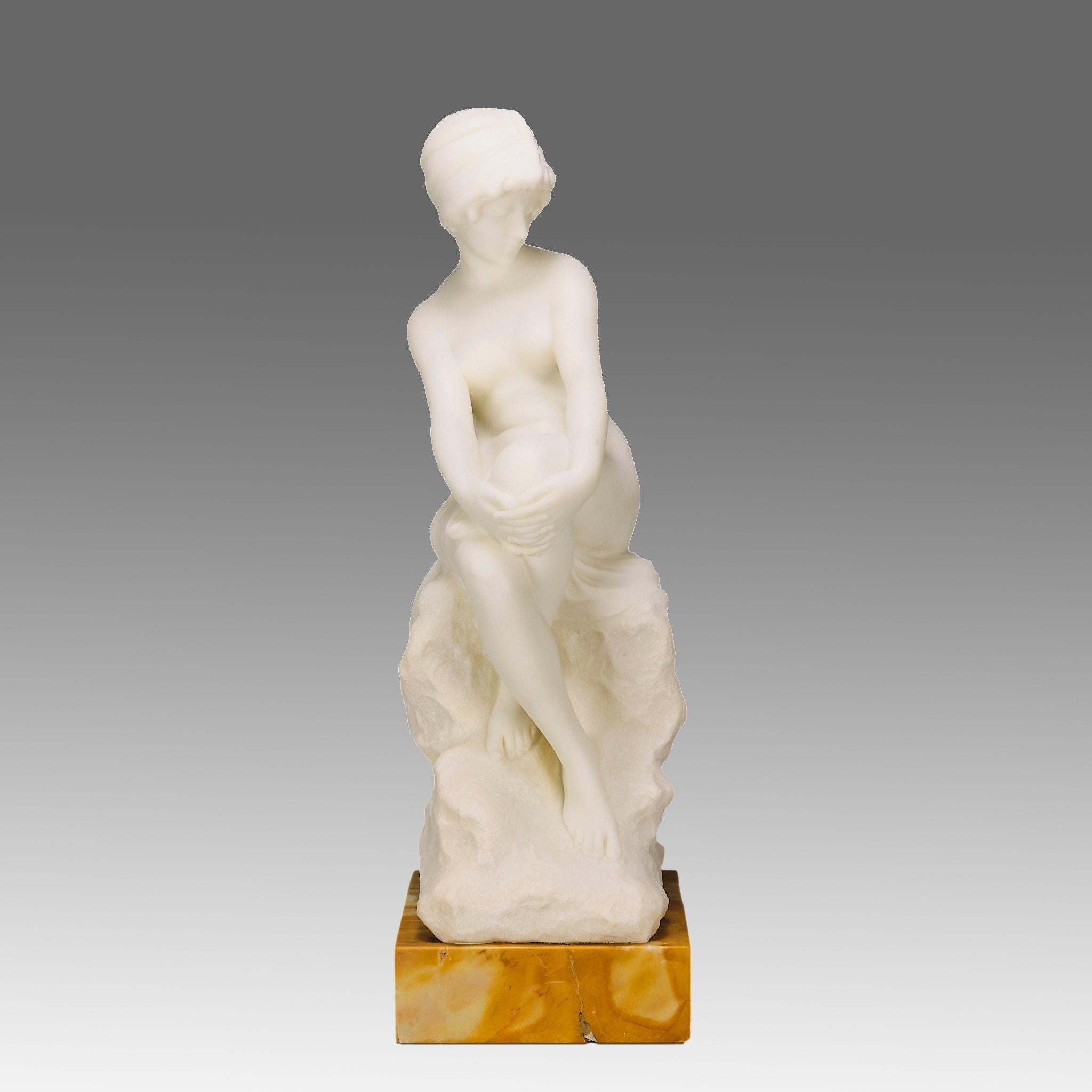 Accattivante figura in marmo scolpita a mano della fine del XIX secolo, Art Carved, raffigurante una giovane bellezza seduta su una roccia con uno sguardo di profonda contemplazione sul volto, con eccellenti dettagli superficiali, sollevata su una