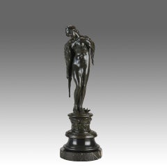 Jugendstilskulptur "Mädchen im Mantel" von Vernon March aus dem späten 19.
