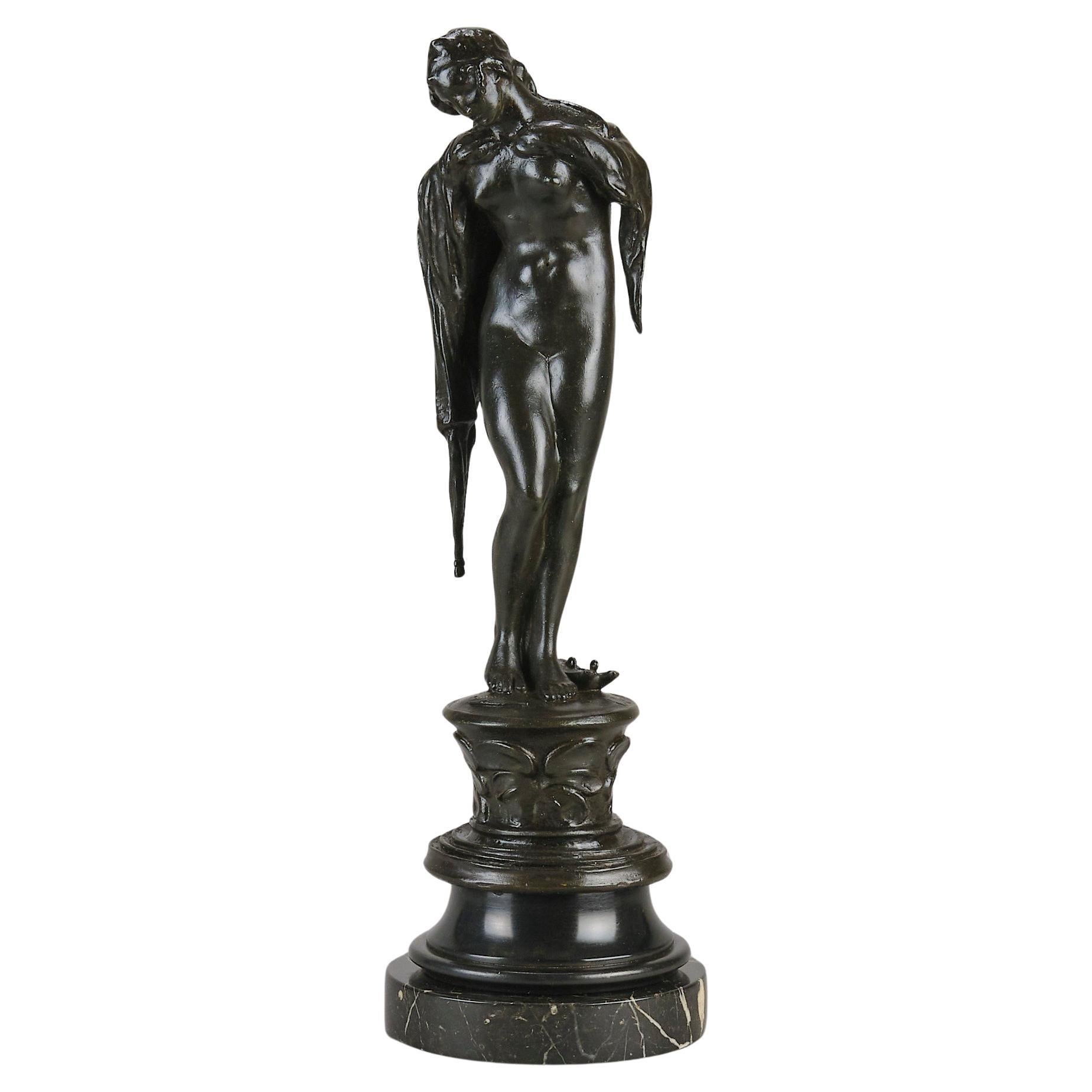 Late 19th Century Art Nouveau Sculpture "Girl in Cloak" by Vernon March en venta