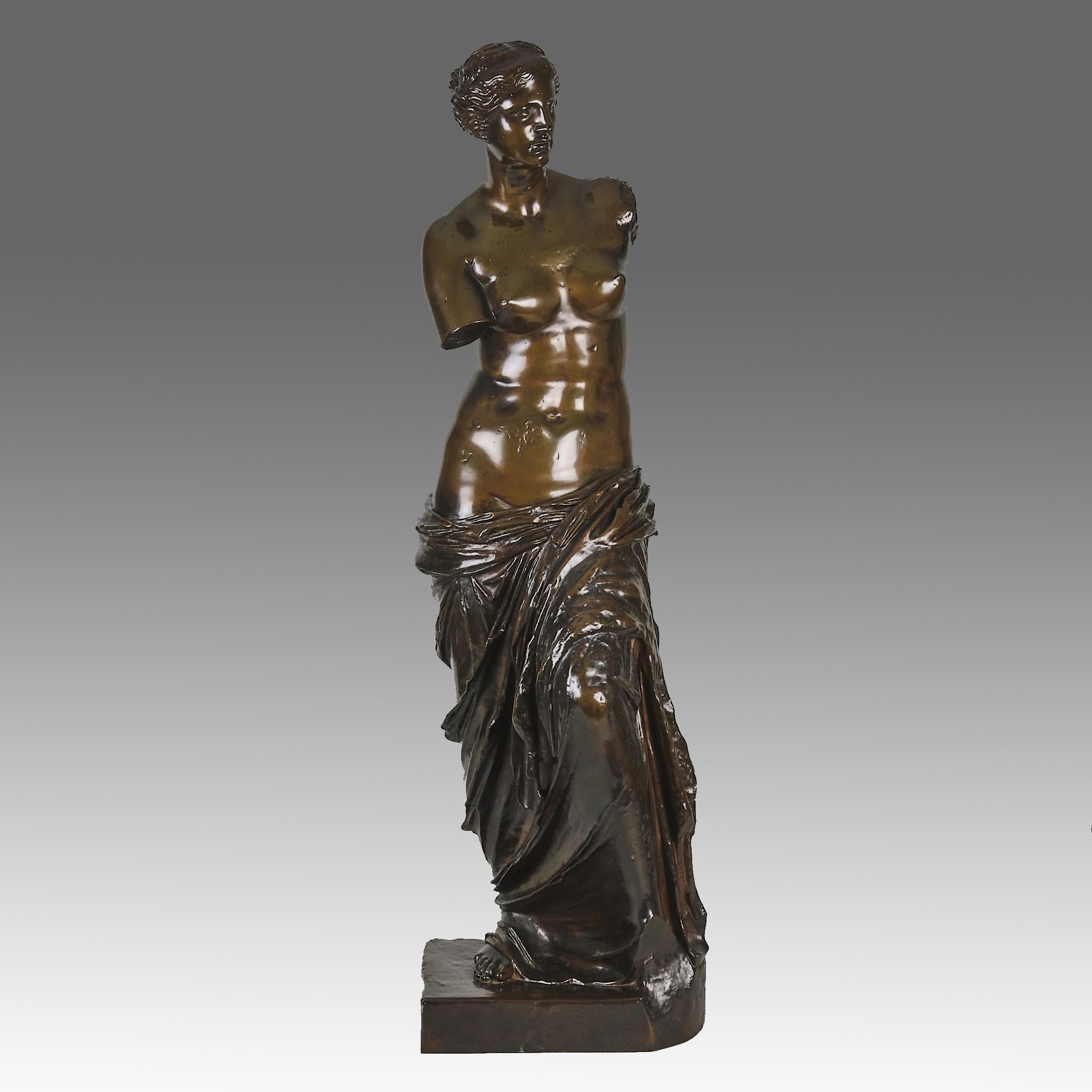 Une grande et impressionnante étude en bronze de la fin du 19ème siècle de la célèbre sculpture antique de la Vénus de Milo, avec une excellente patine brune riche et de bons détails de surface finis à la main, portant l'inscription de la fonderie