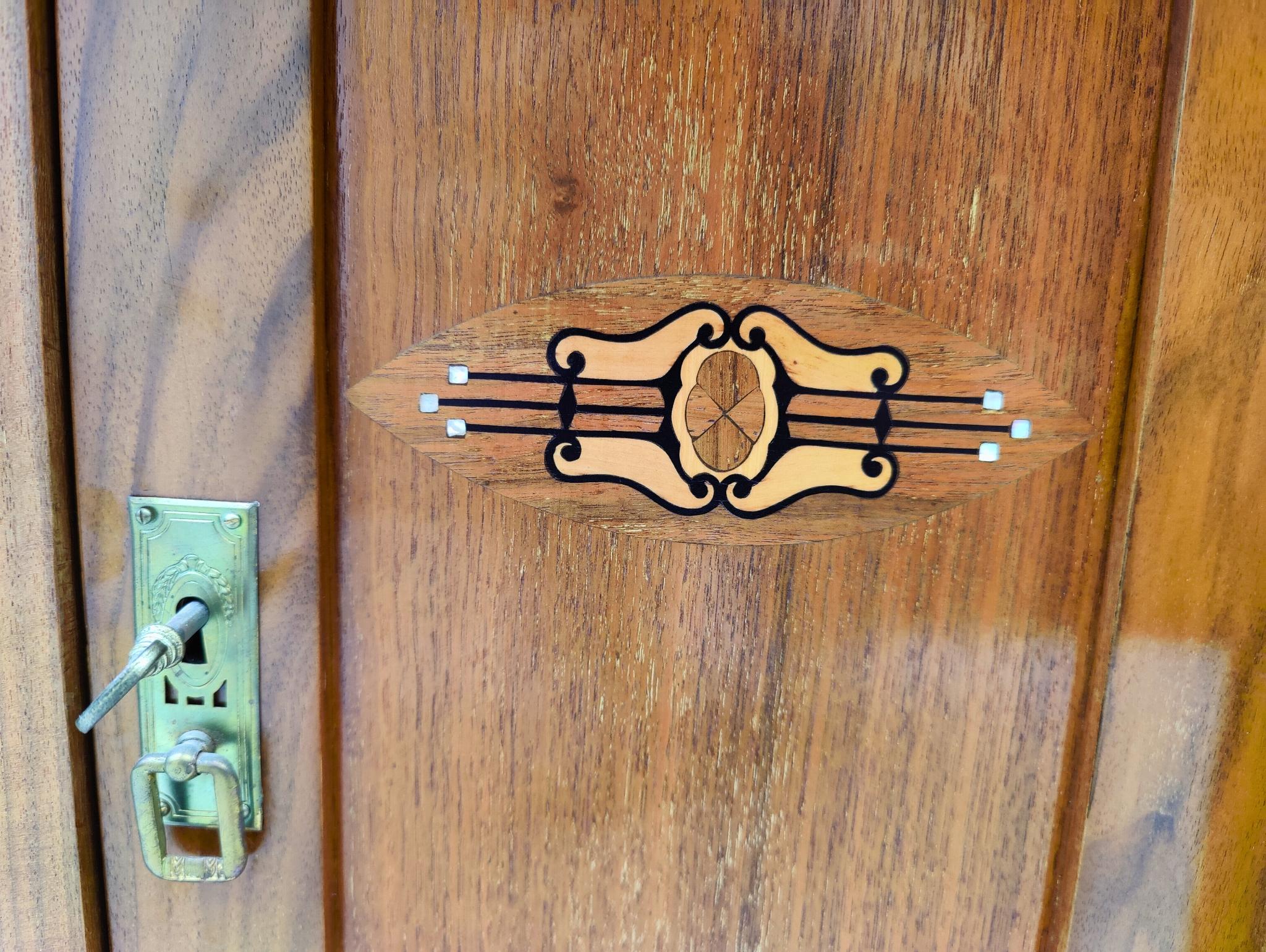 Escritorio Art Nouveau de chapa de nogal de finales del siglo XIX en venta 2