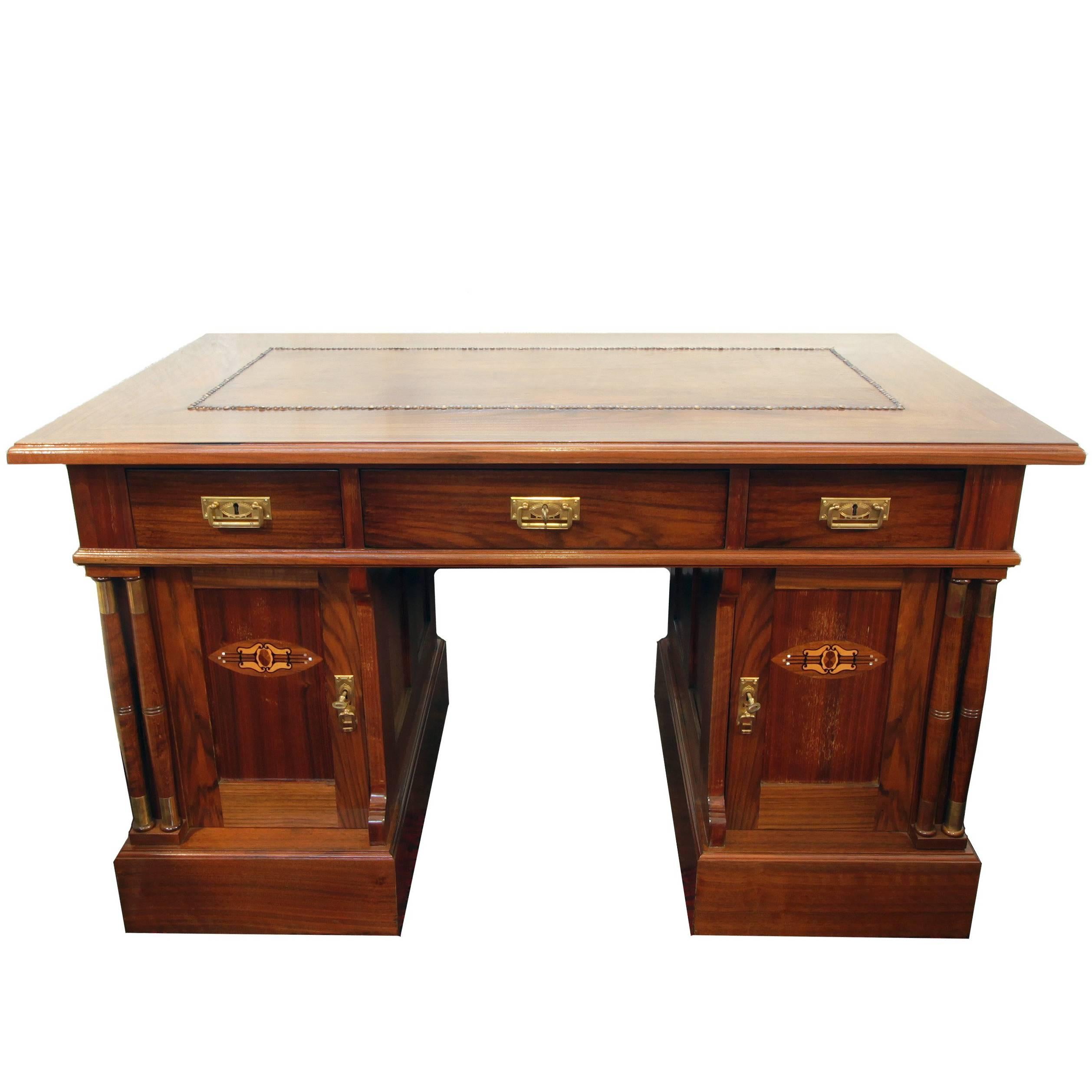 Bureau à plateau en noyer de la fin du XIXe siècle de style Art nouveau