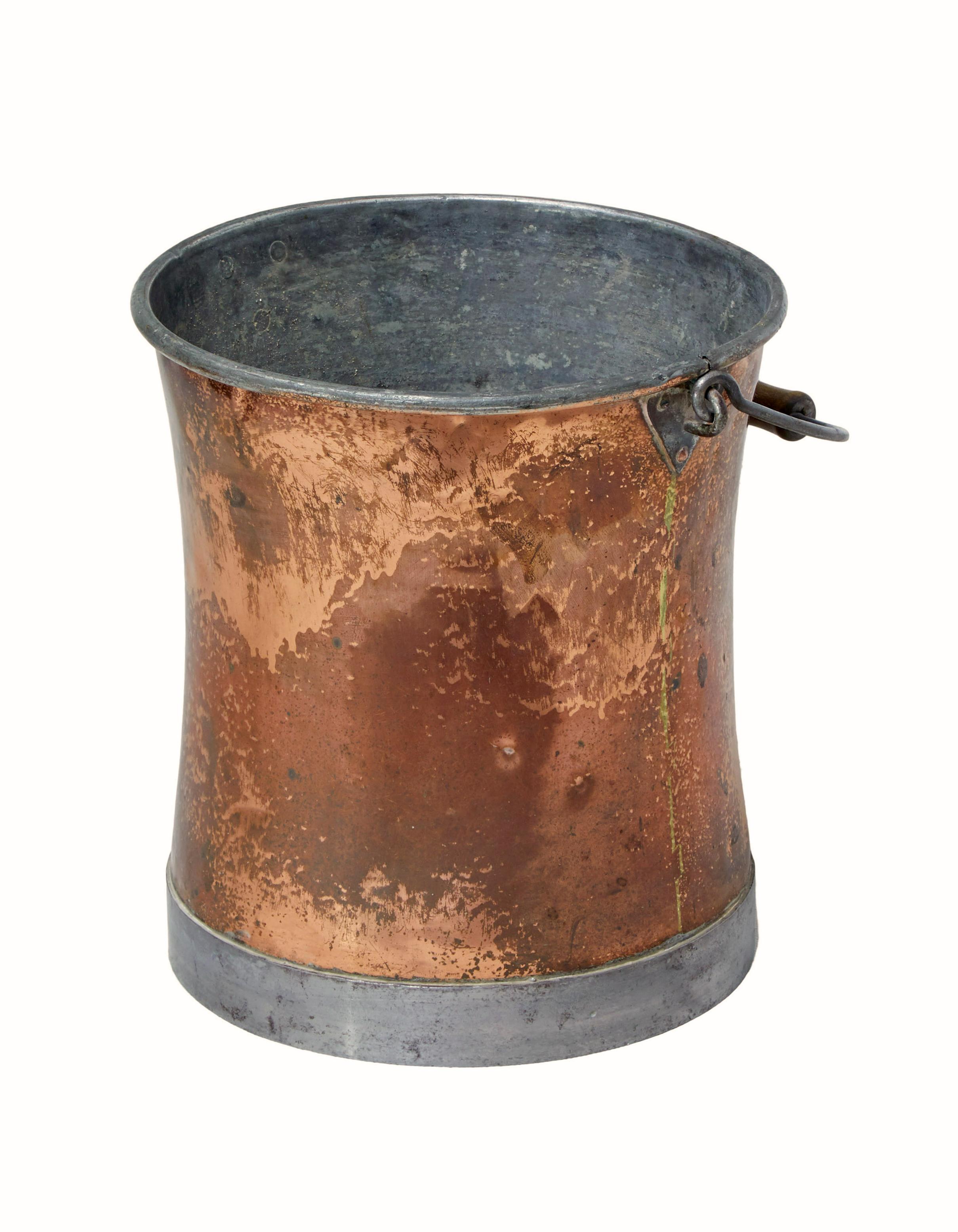 Secchio in rame della fine del XIX secolo, circa 1890.

Secchio in acciaio e rame.  Di forma gradevole rispetto alla norma.  Completo di manico e impugnatura originale in legno.

Oggi è ideale come cestino per la carta straccia o per la legna da