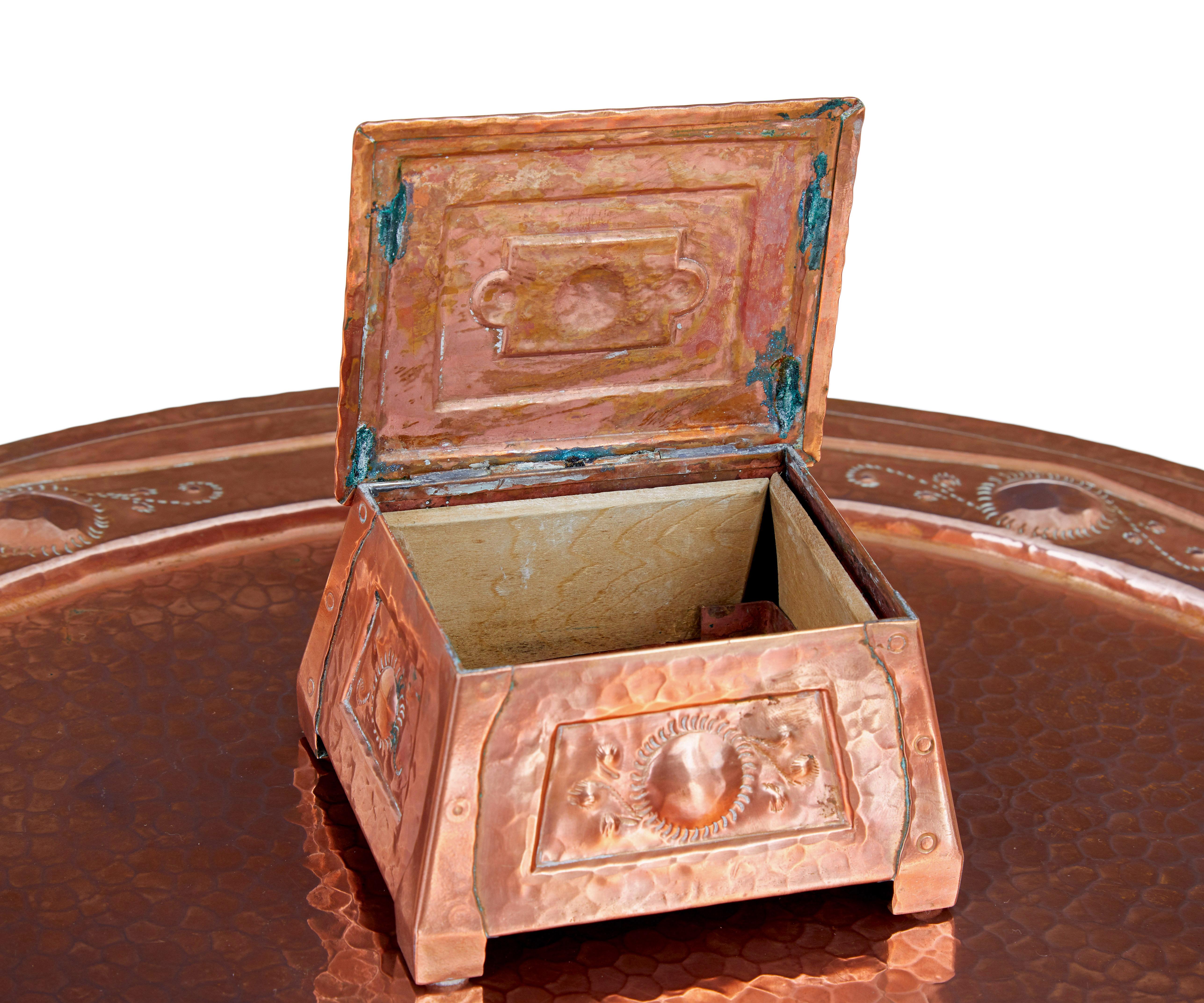 Table à plateau en cuivre Arts and Crafts de la fin du 19e siècle en vente 3