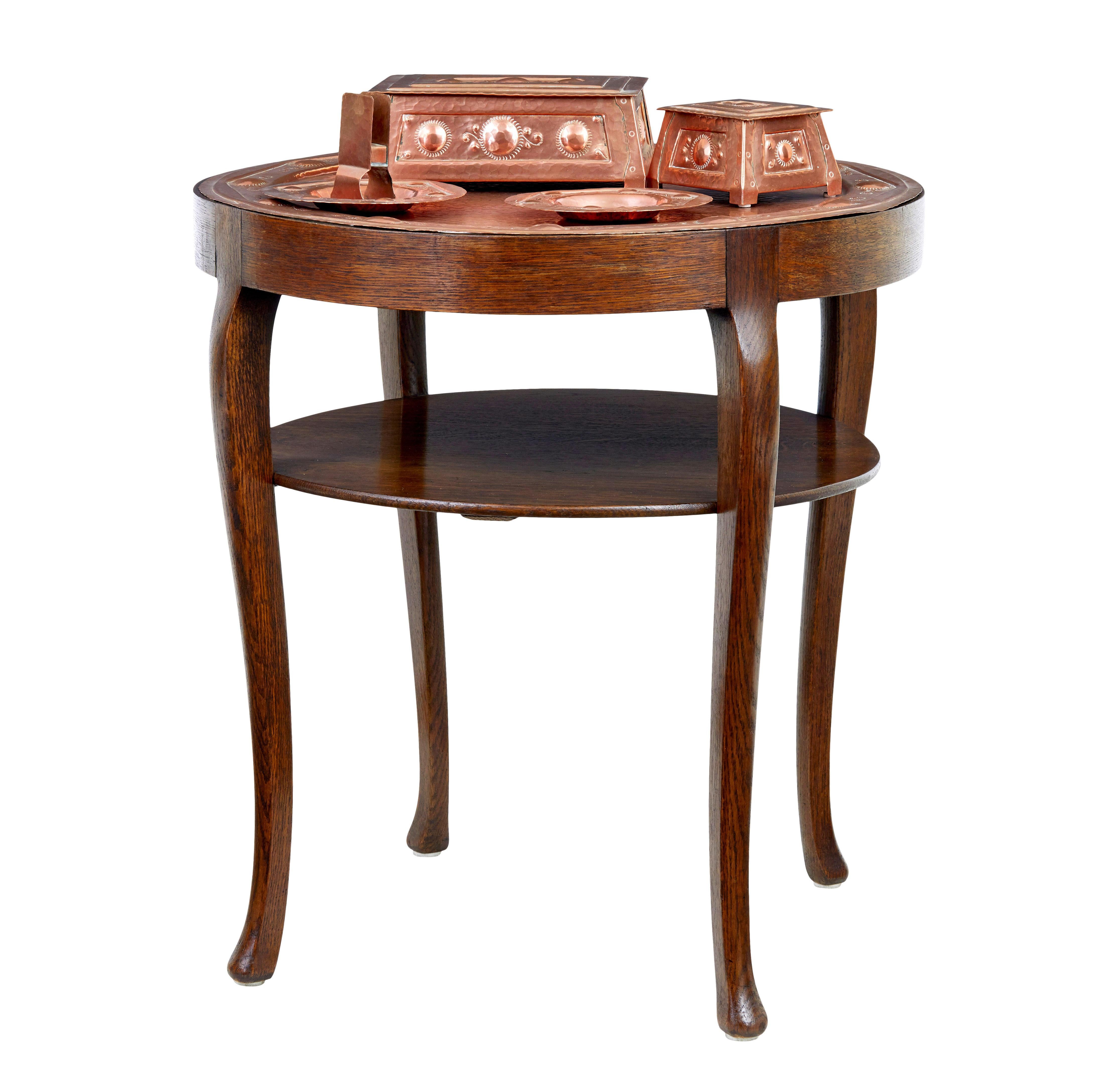Table à plateau en cuivre Arts and Crafts de la fin du 19e siècle avec collection vers 1890.

Table à plateaux en cuivre et chêne avec une collection de 4 pièces en cuivre assorties.

Pièces assorties composées de 2 boîtes à charnières, d'un
