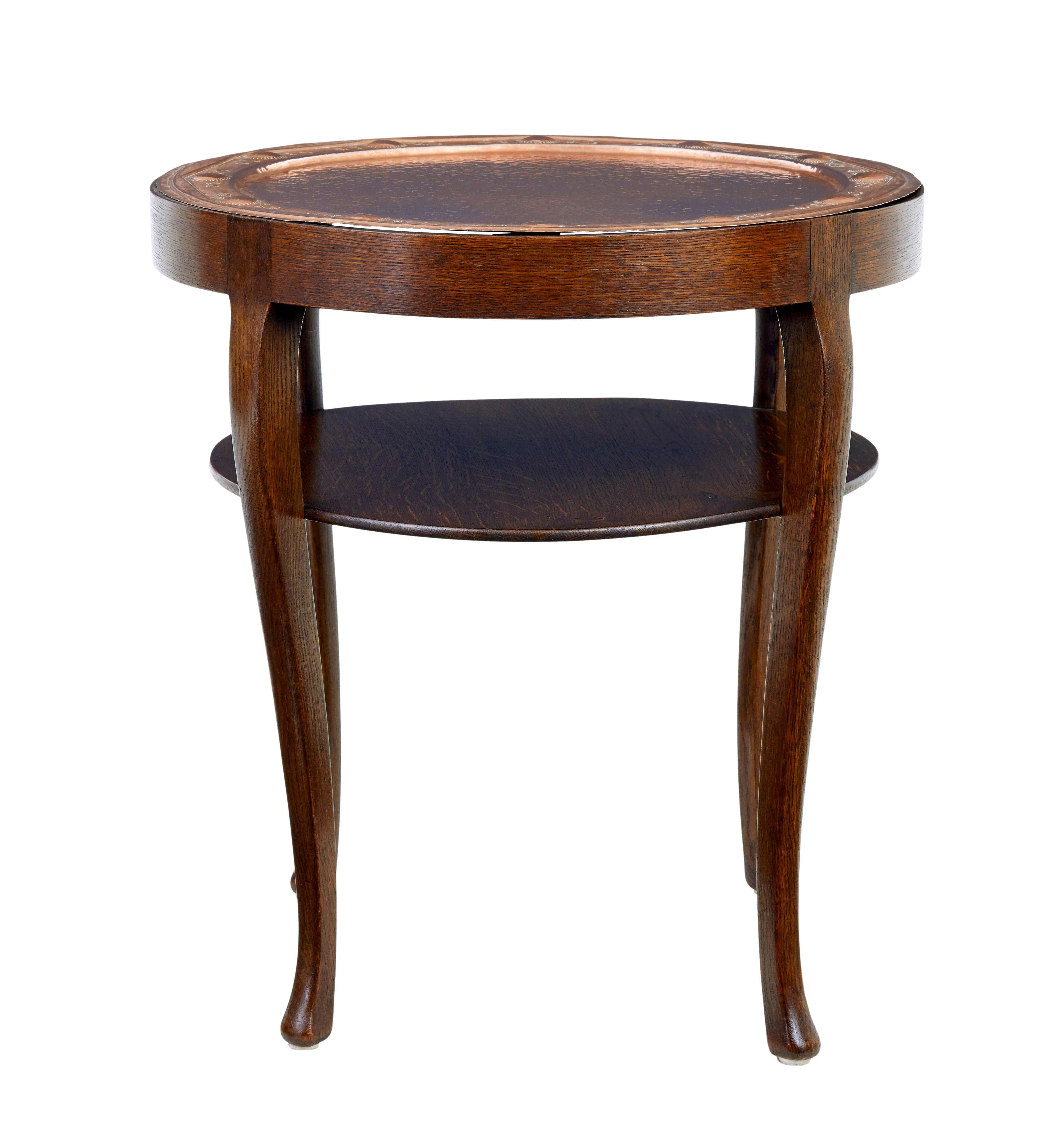 Martelé Table à plateau en cuivre Arts and Crafts de la fin du 19e siècle en vente