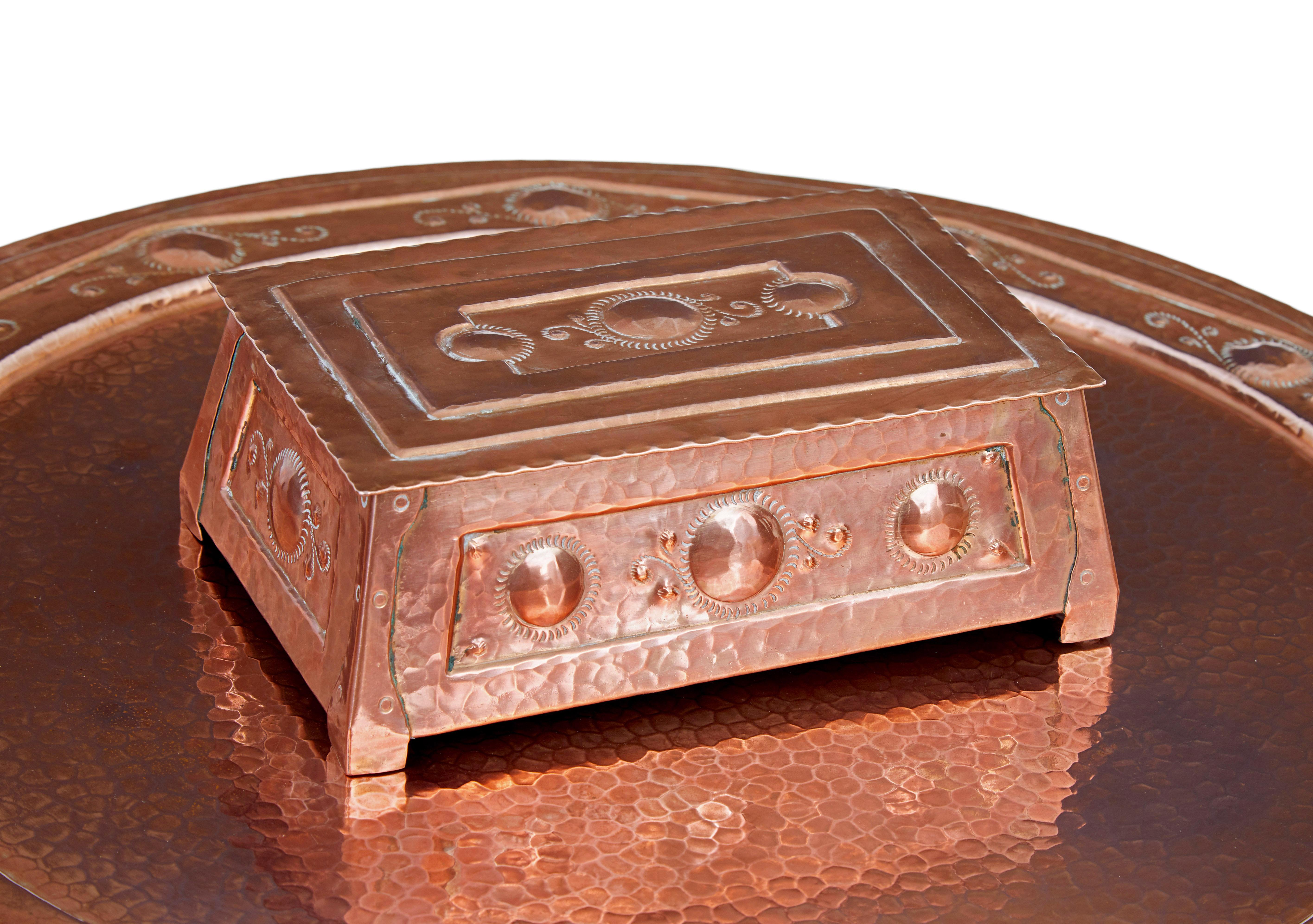 Cuivre Table à plateau en cuivre Arts and Crafts de la fin du 19e siècle en vente