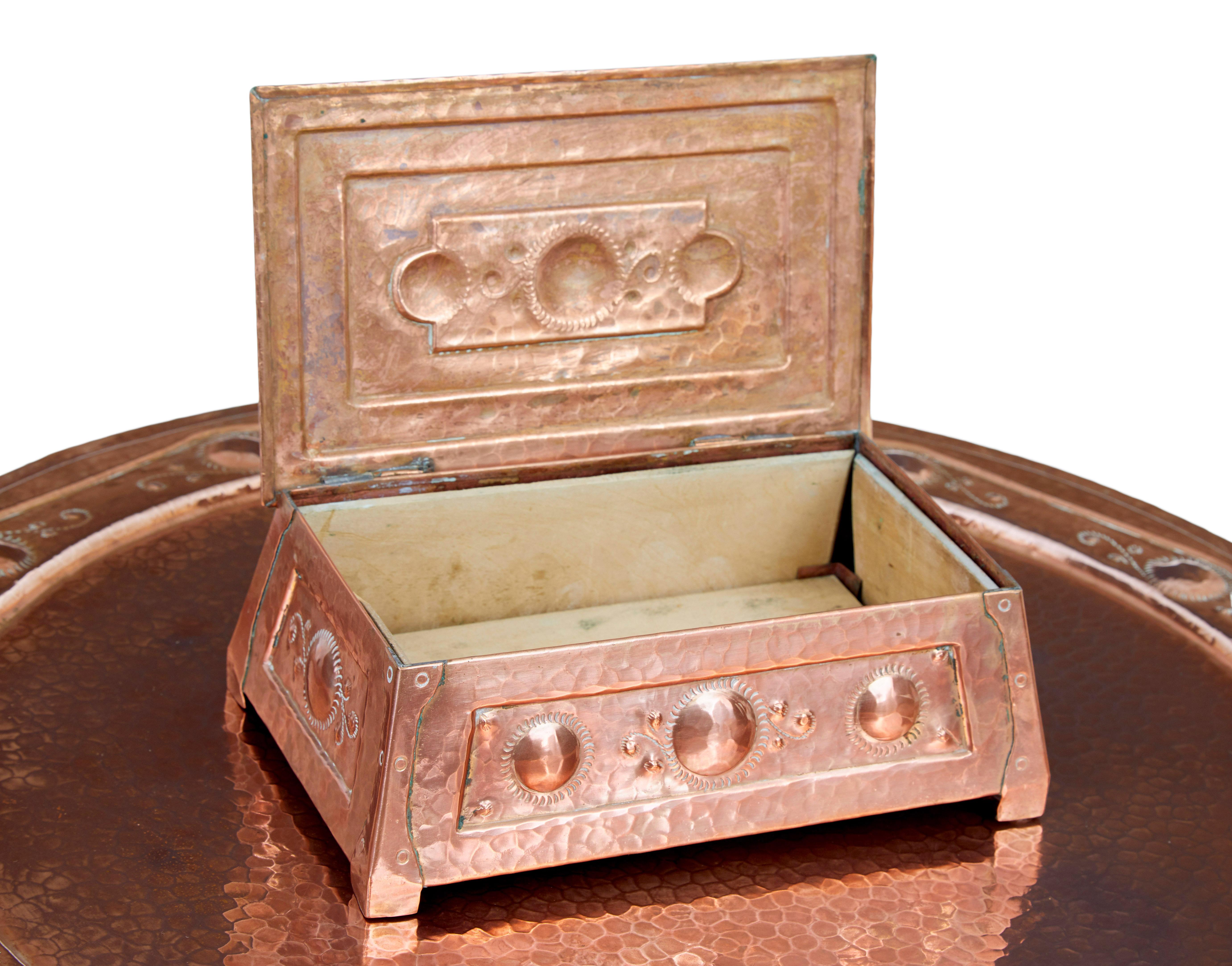 Table à plateau en cuivre Arts and Crafts de la fin du 19e siècle en vente 1