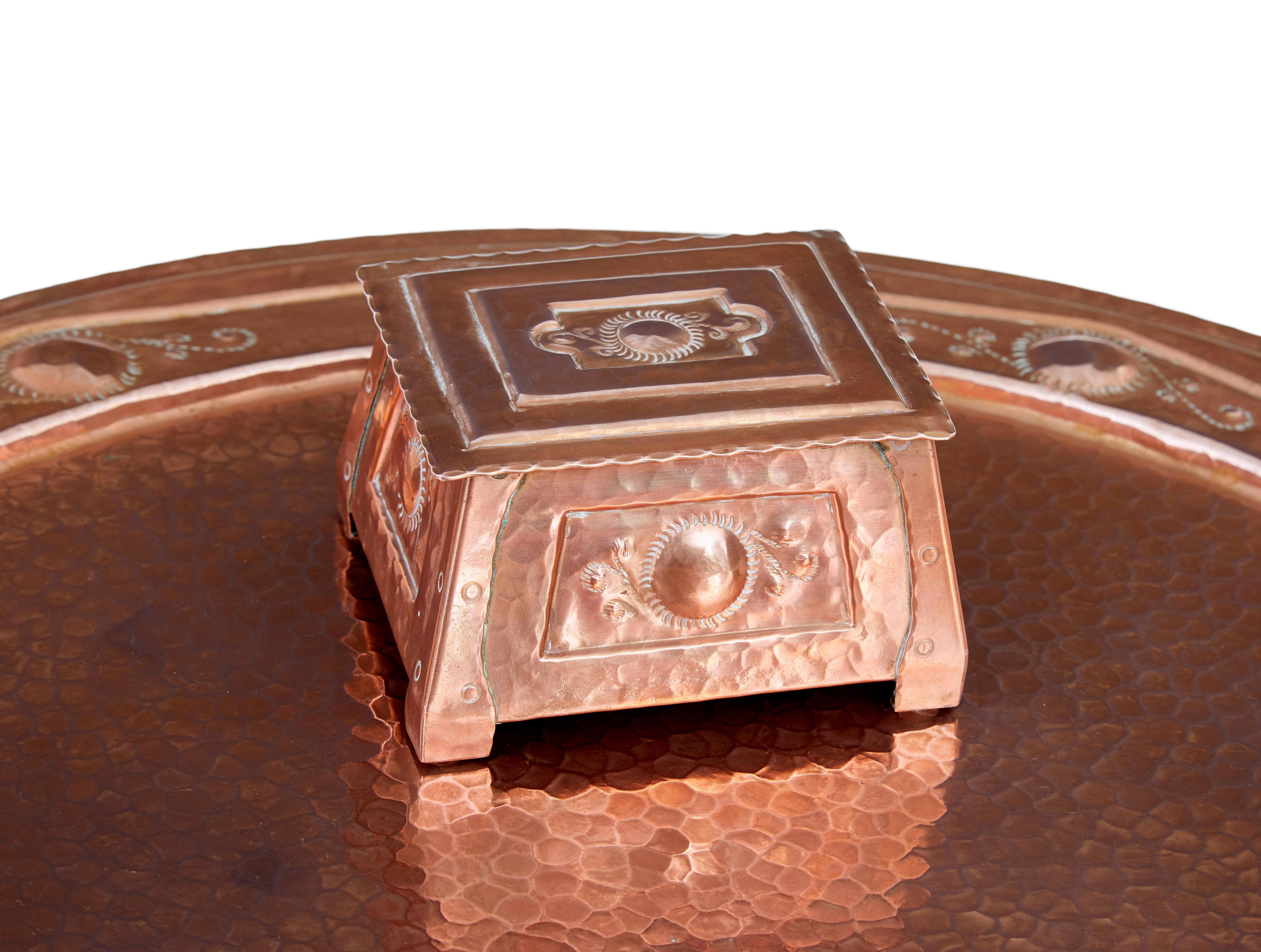 Table à plateau en cuivre Arts and Crafts de la fin du 19e siècle en vente 2