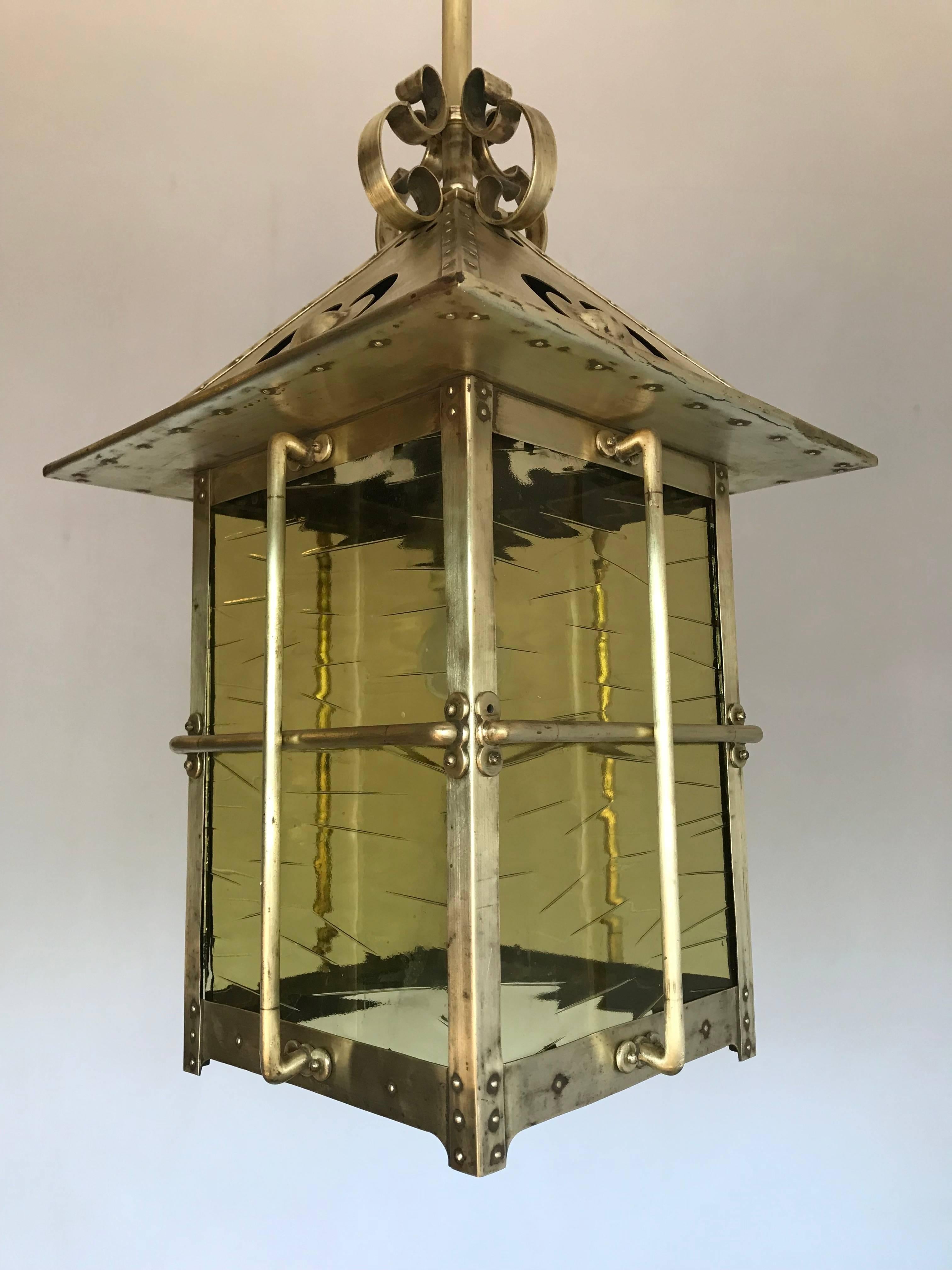 Colgante / Luminaria grande de latón y cristal de finales del siglo XIX Arts & Crafts Pulido en venta