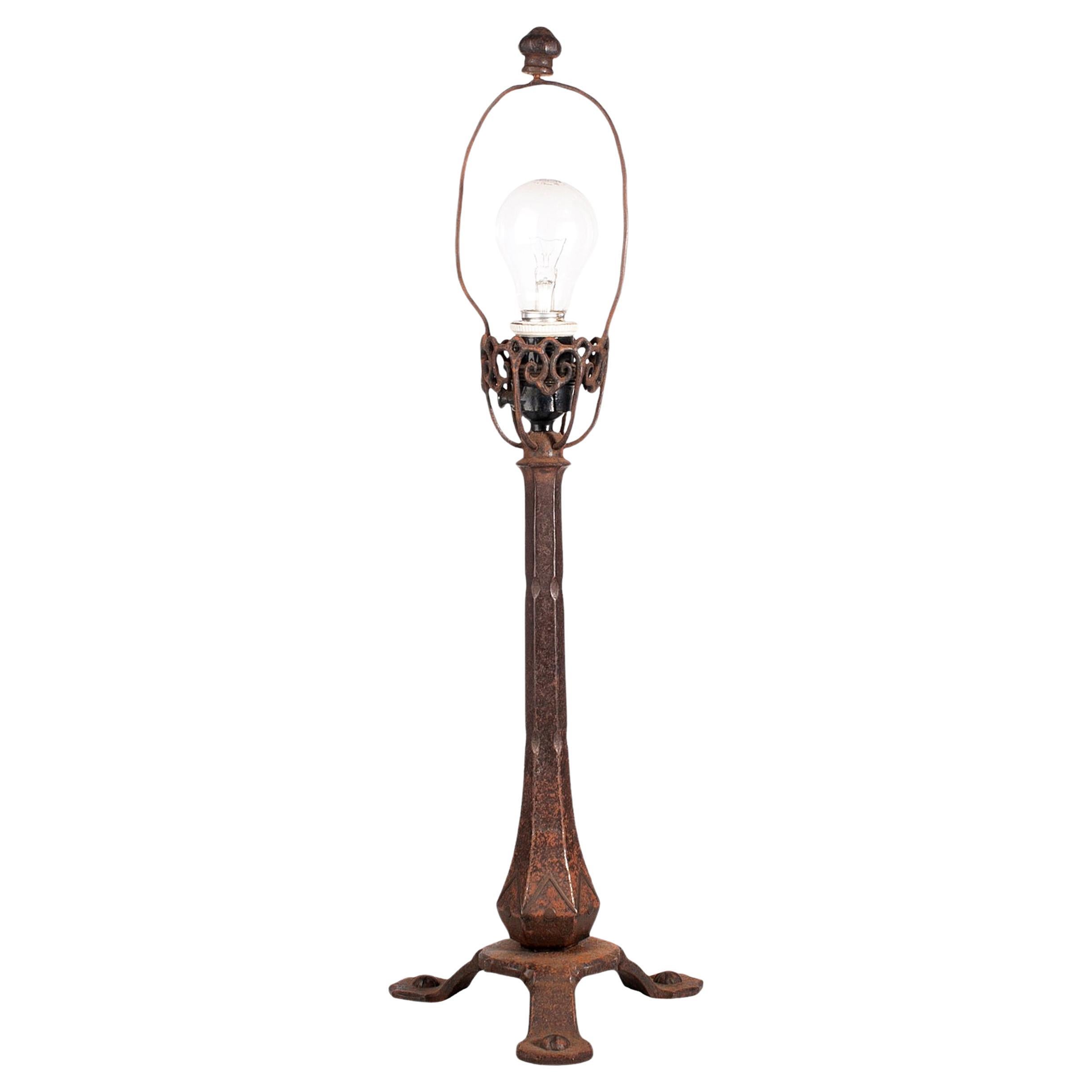 Lampe de table en métal et fonte de fer de la fin du XIXe siècle, Arts & Crafts, Royaume-Uni