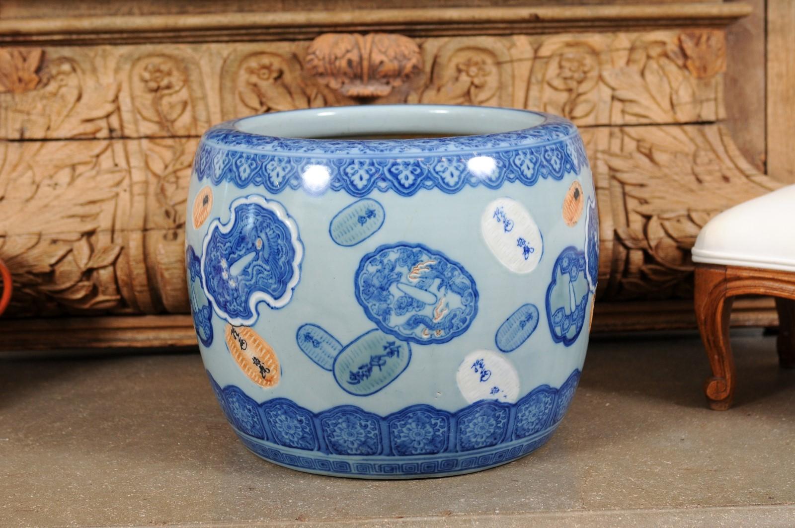 Late 19th Century Asian Porcelain Cachepot with Floating Cartouches Décor For Sale 7