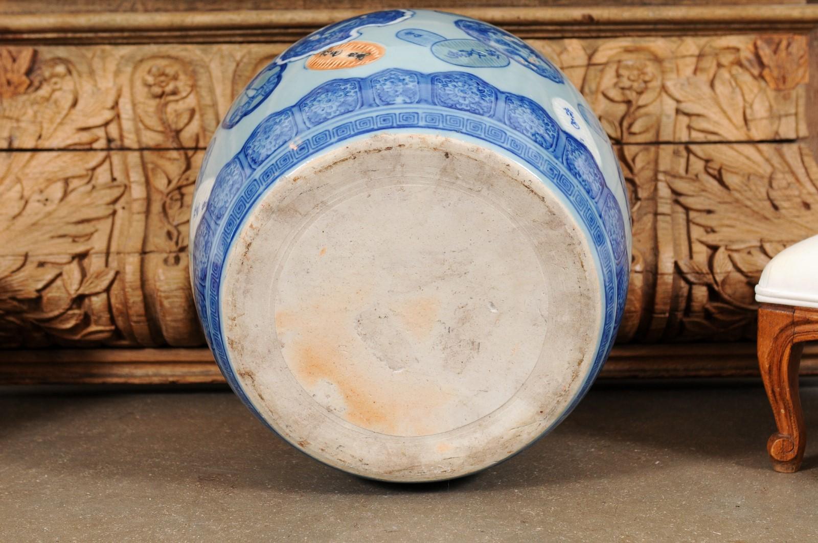 Late 19th Century Asian Porcelain Cachepot with Floating Cartouches Décor For Sale 11