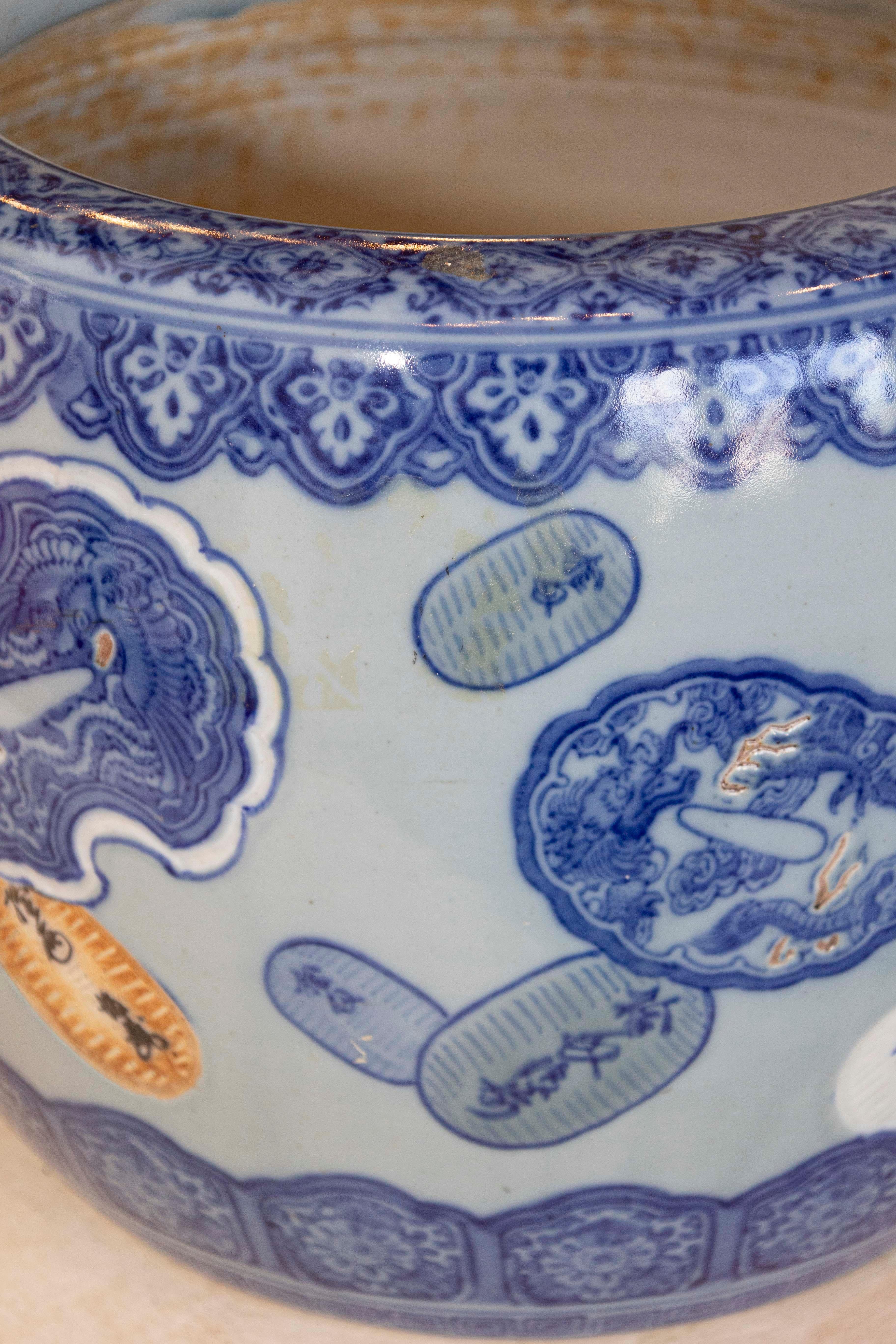 Asiatique Cache pot asiatique en porcelaine de la fin du 19ème siècle avec décor de cartouches flottantes en vente
